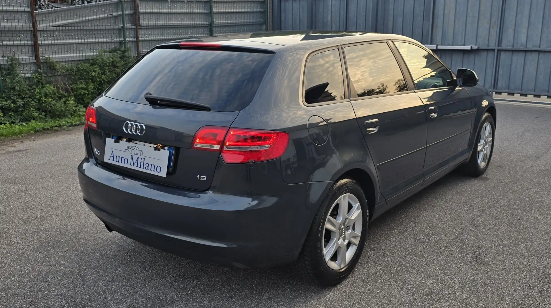 Audi A3 Sportback 1.6 Attraction Gris - 2