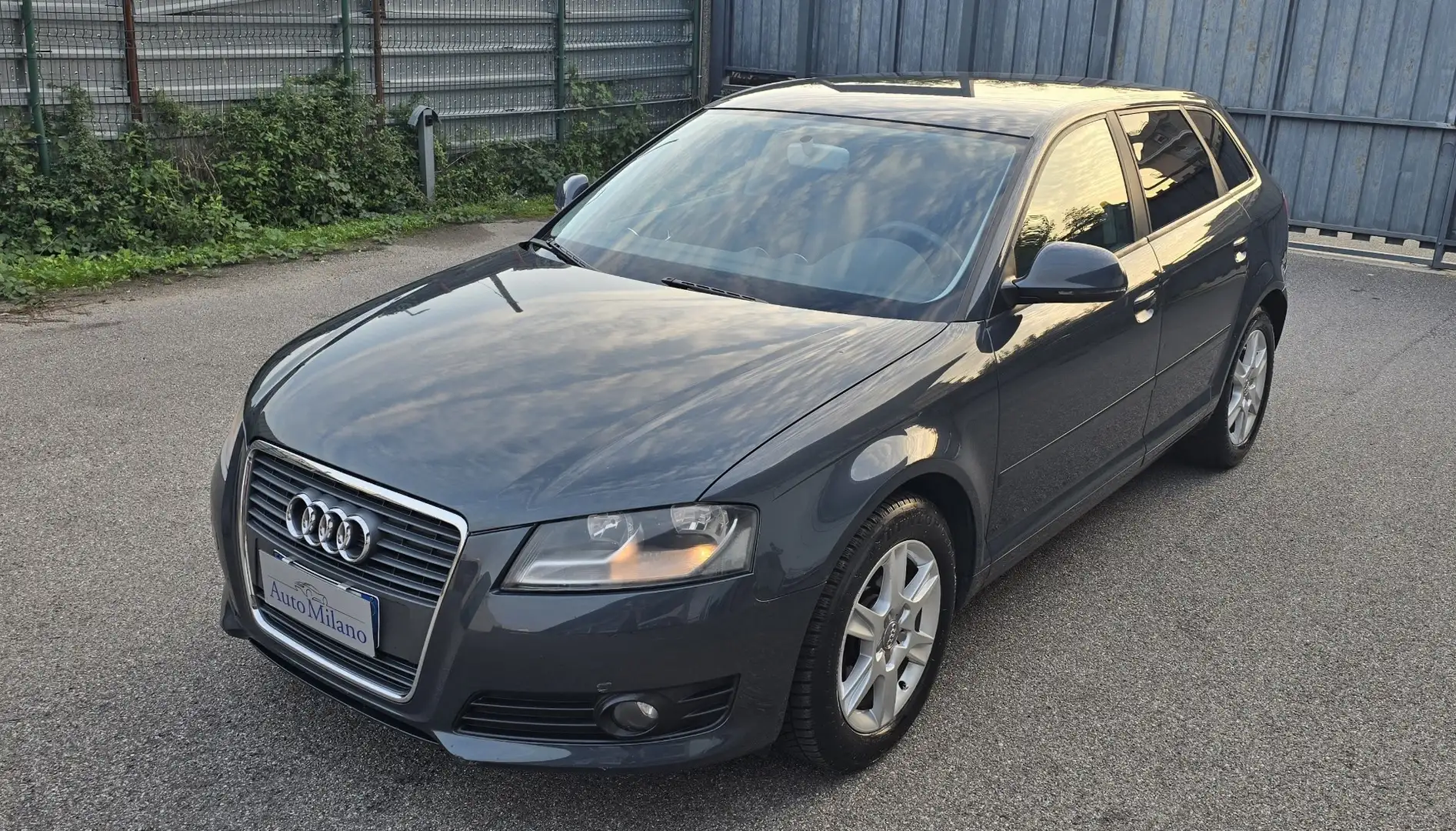 Audi A3 Sportback 1.6 Attraction Gris - 1