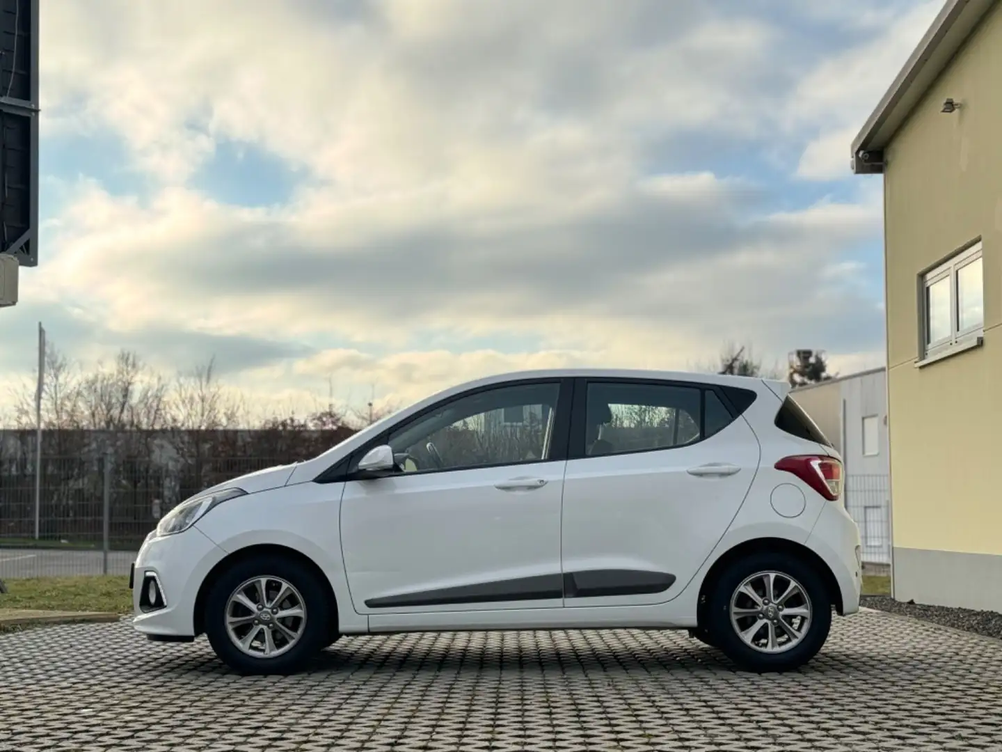 Hyundai i10 Style*AUTOMATIK*KLIMA*SHZ*LKH*PDC*BT*TÜV* Blanc - 2