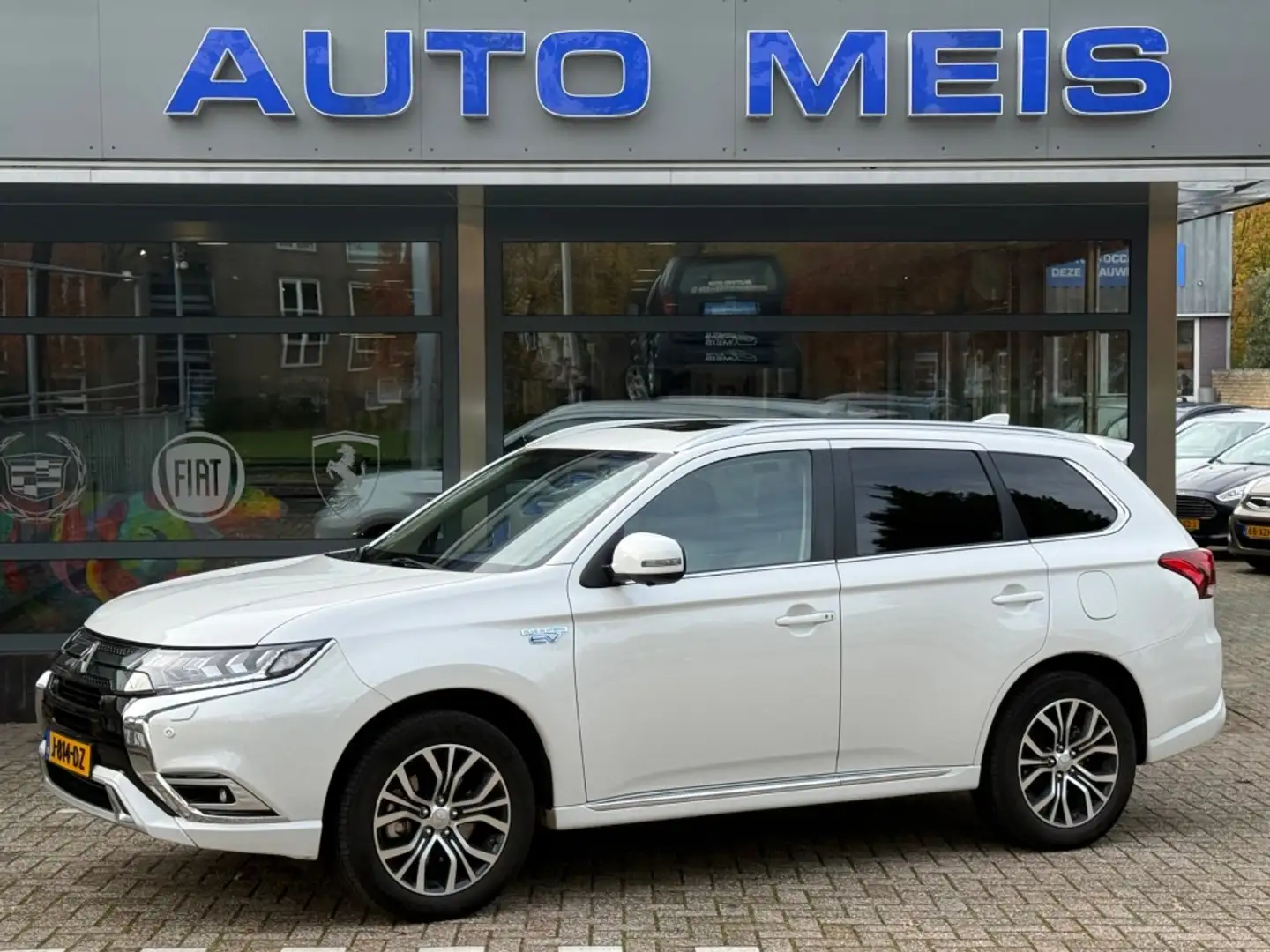 Mitsubishi Outlander 2.4 PHEV intense+ Schuifdak Navi Camera Wit - 1