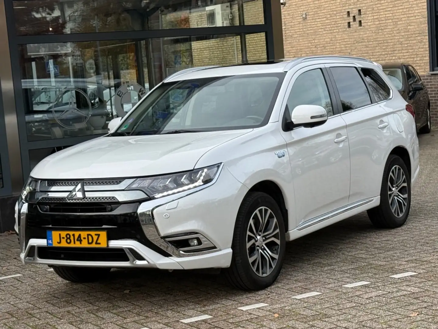 Mitsubishi Outlander 2.4 PHEV intense+ Schuifdak Navi Camera Wit - 2
