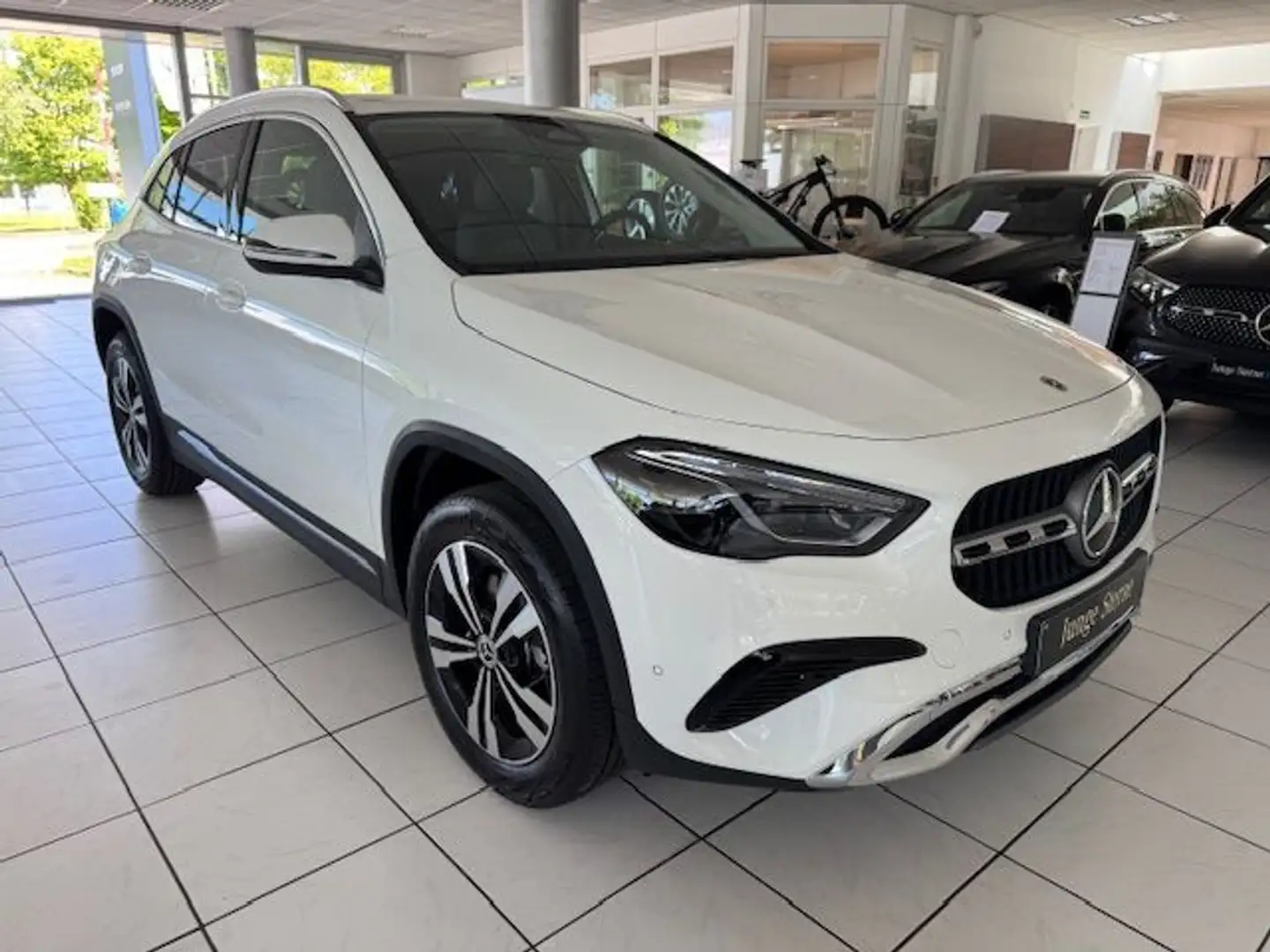 Mercedes-Benz GLA 180 Progressive Line Adv MBeam Fondsitze ver Bílá - 2