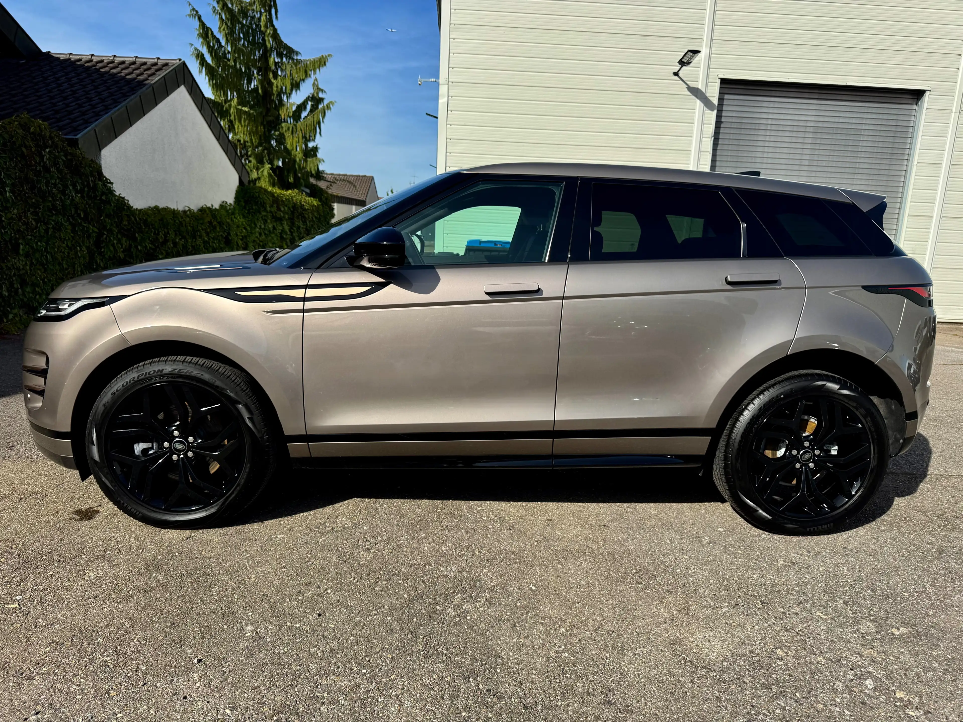 Land Rover Range Rover Evoque D165 AWD R-Dynamic SE — photo 2
