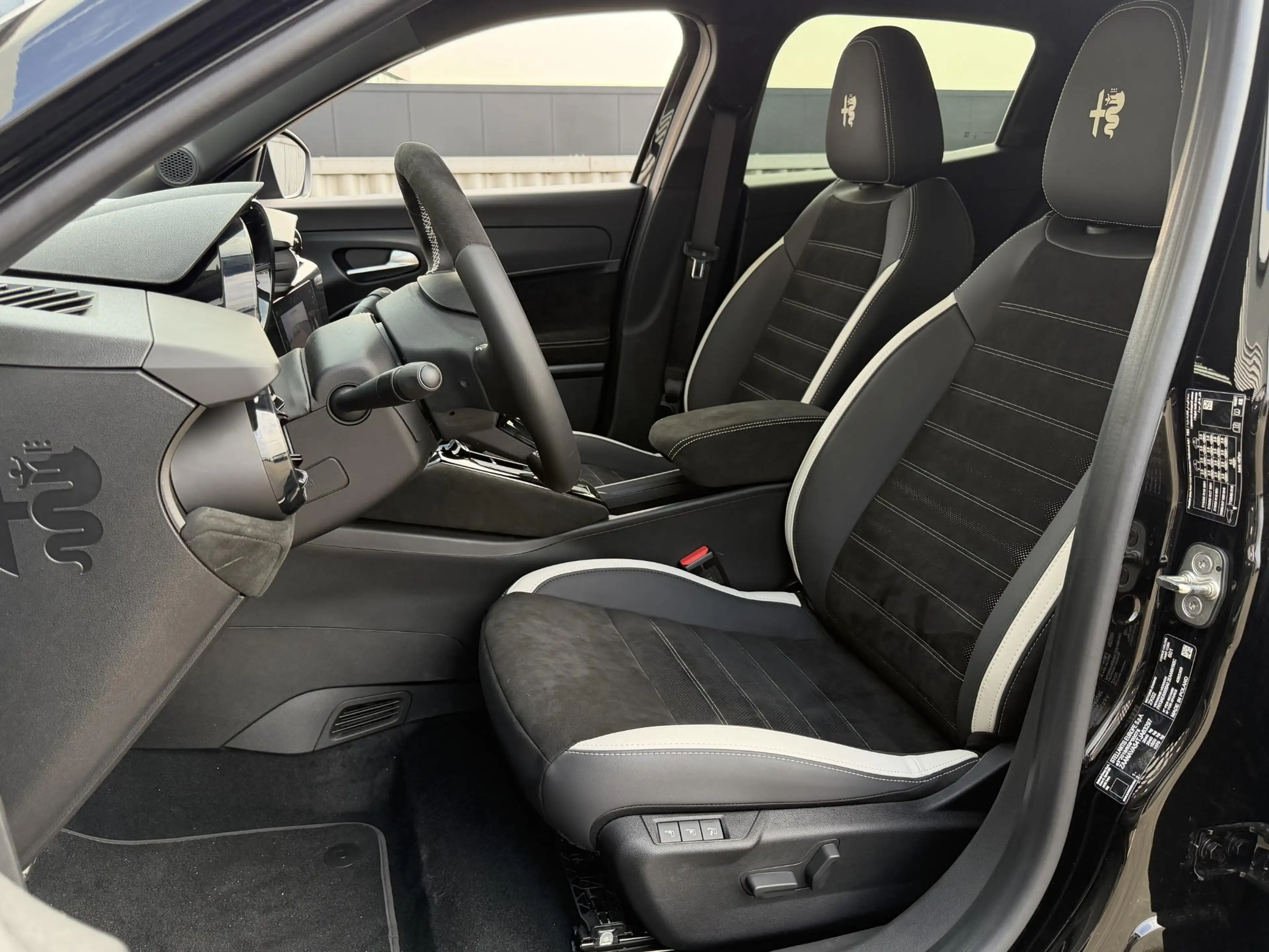 Alfa Romeo Junior Elettrica Sport Speciale 54 kWh | Stoelverwarming — photo 9