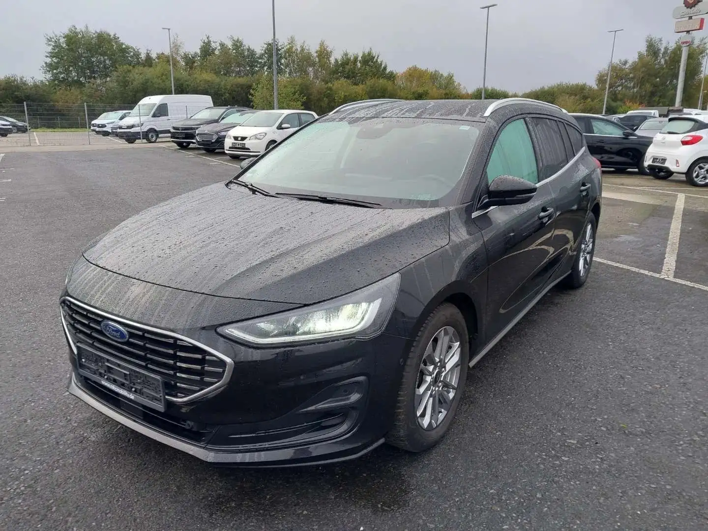 Ford Focus Turnier 1.5TDCI Titanium X AUTOMATIK*LED* Schwarz - 1