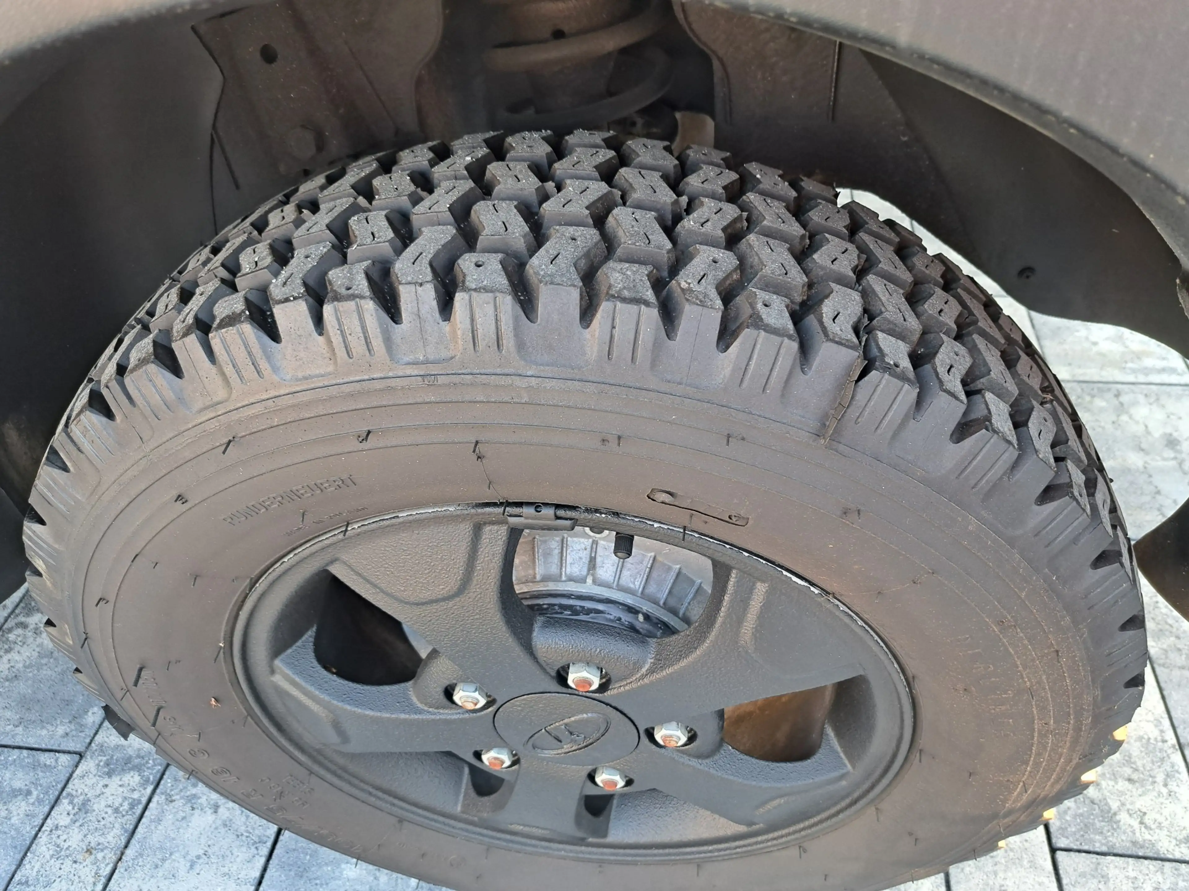 Lada Taiga Basis 4x4 Neuwagenzustand aus 2.Hand — photo 11