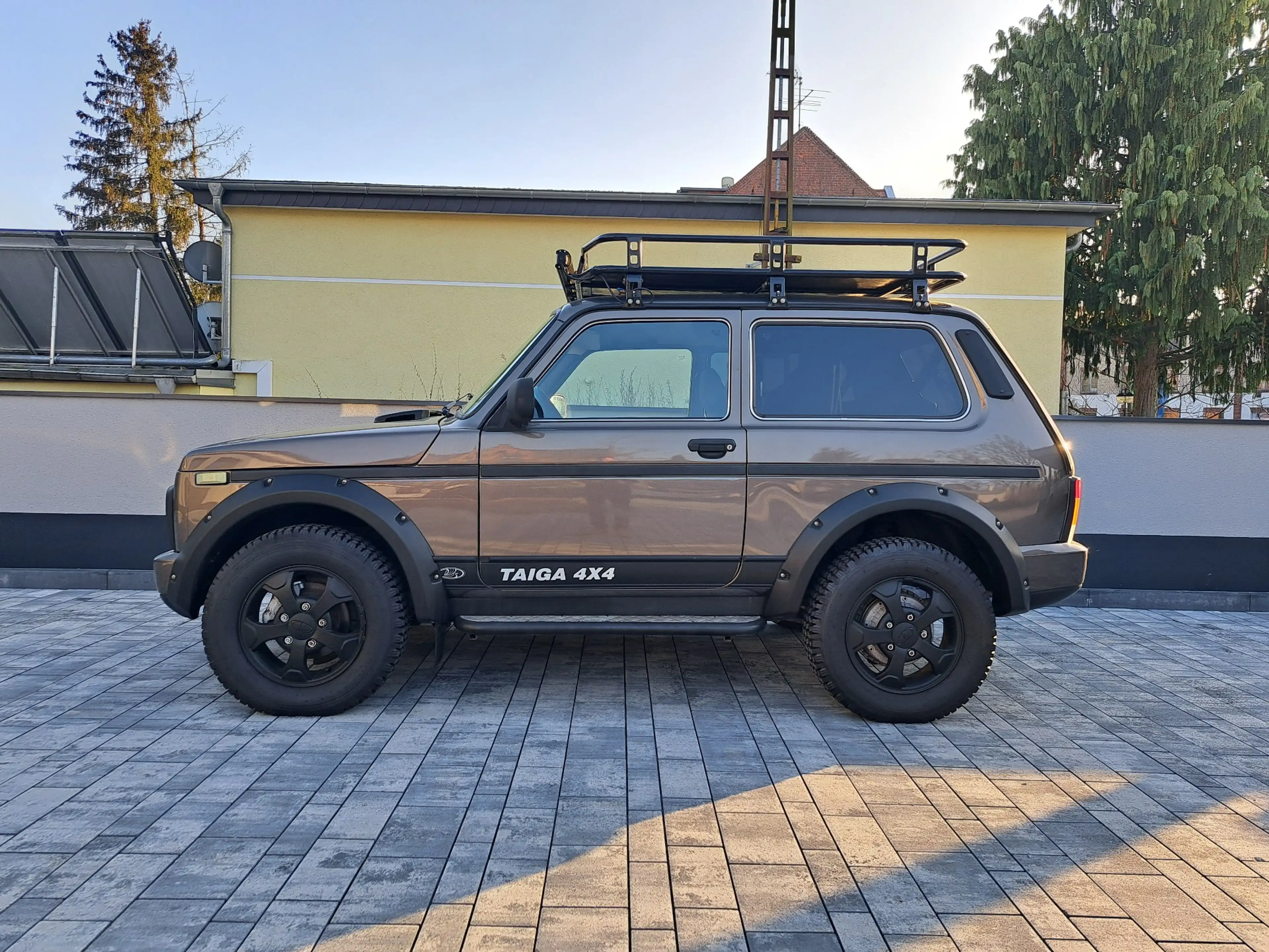 Lada Taiga Basis 4x4 Neuwagenzustand aus 2.Hand — photo 9