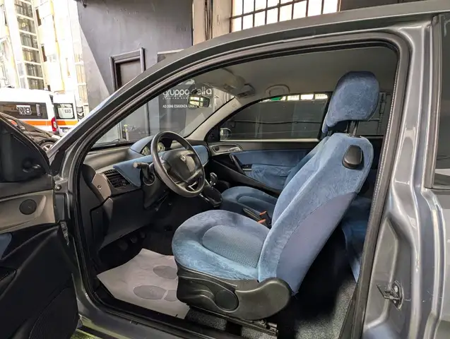 Lancia Ypsilon view 9