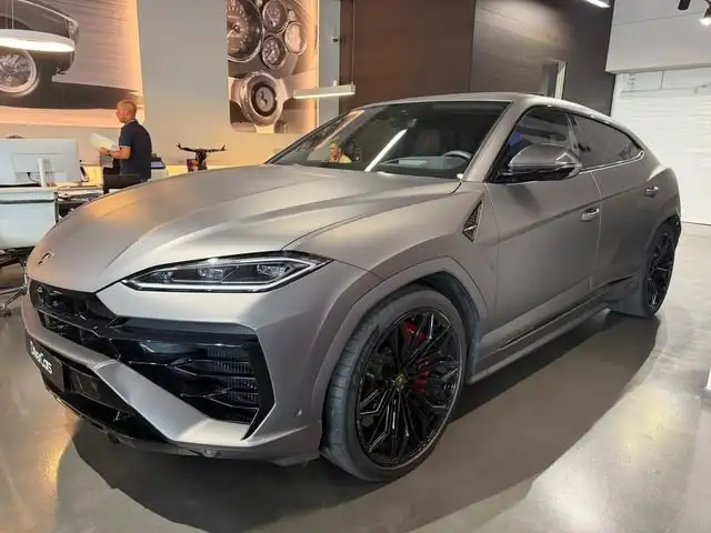 Lamborghini Urus view 4