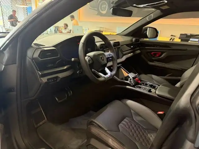 Lamborghini Urus view 5