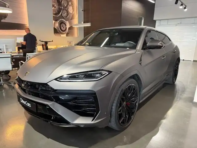 Lamborghini Urus view 3