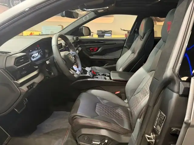 Lamborghini Urus view 7
