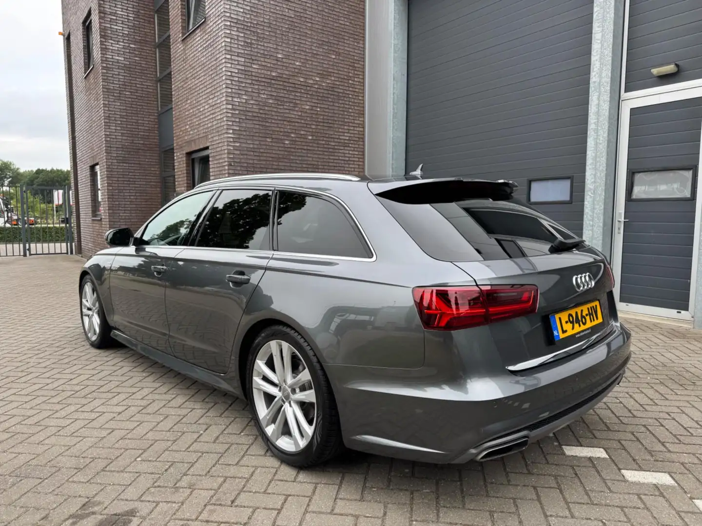 Audi A6 Avant 1.8 TFSI ultra S line Edition, LED, Navi, St Grijs - 2