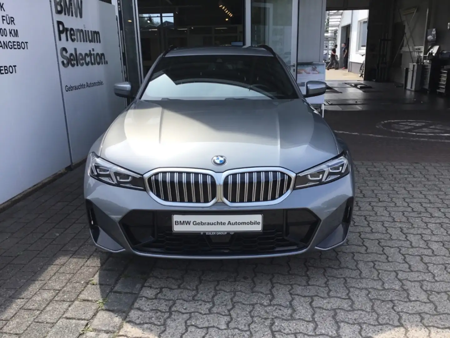 BMW 330 i xDrive Touring M Sport Navi HIFI Soundsystem LED Grau - 2