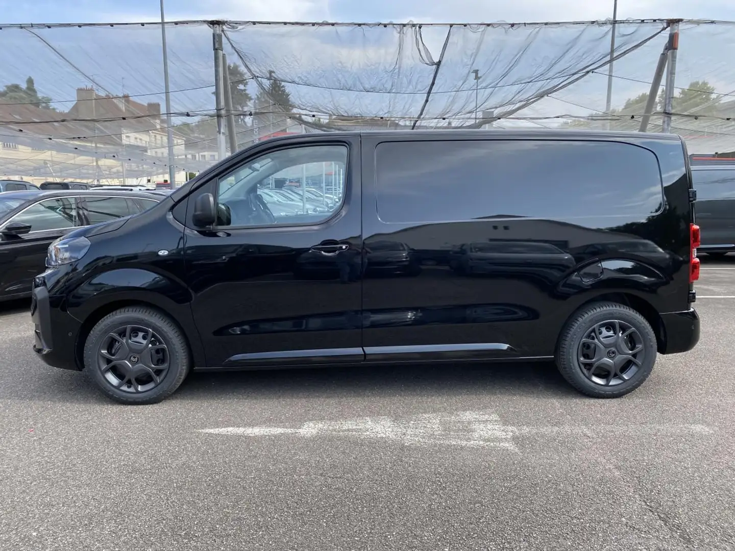 Citroen Jumpy III (2) FOURGON 2.2 BLUEHDI 180 S\u0026S M PREMIUM CONNECT EAT8 NOUVEAU MOTEUR / ATTELAGE Noir - 2