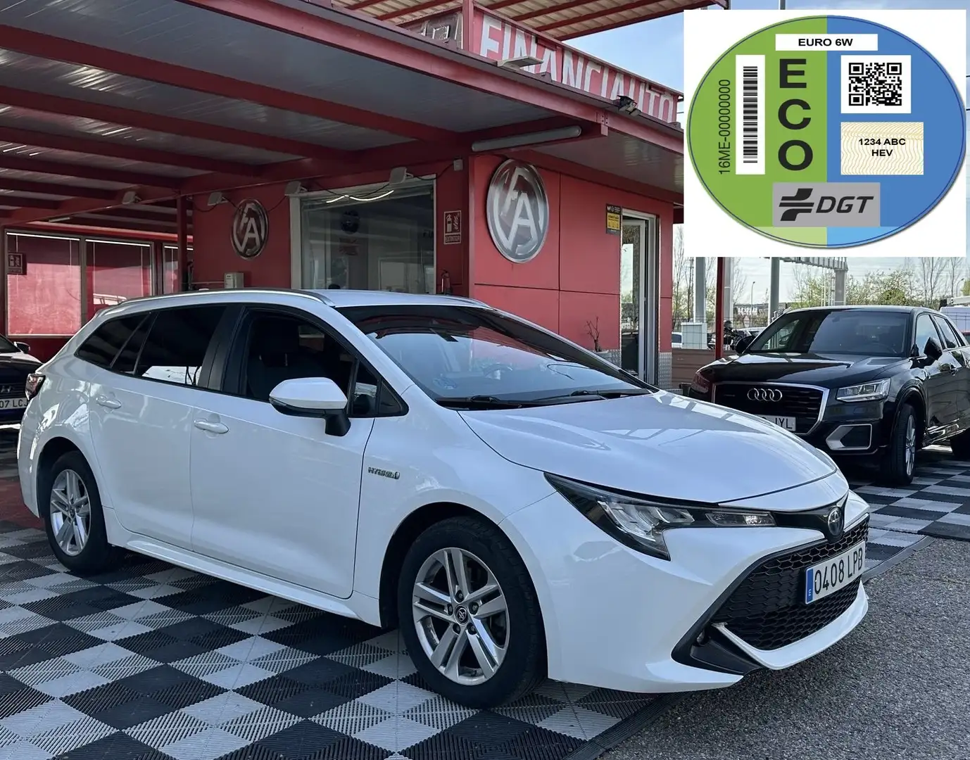 Toyota Corolla Touring Sports 125H Business Plus Wit - 1