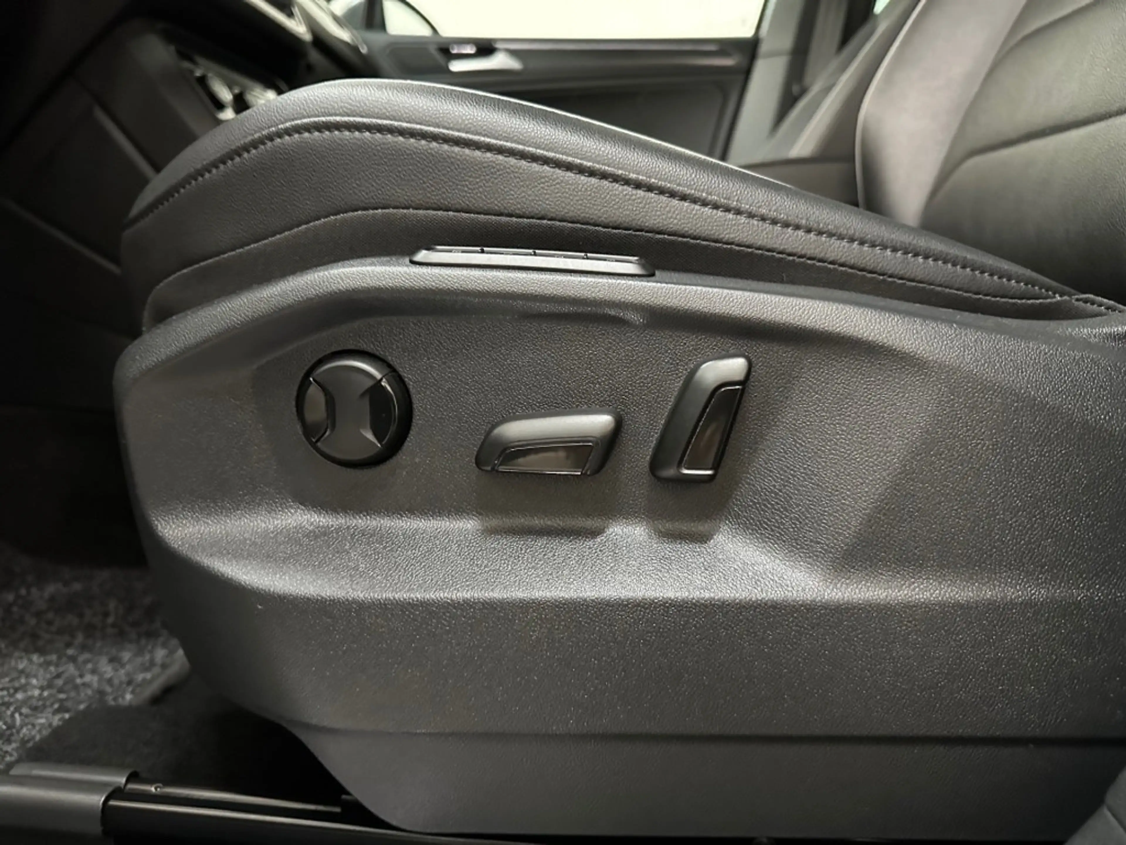 Volkswagen Tiguan 1.5 TSI DSG HIGHLINE R-LINE LEDER PANODAK — photo 32