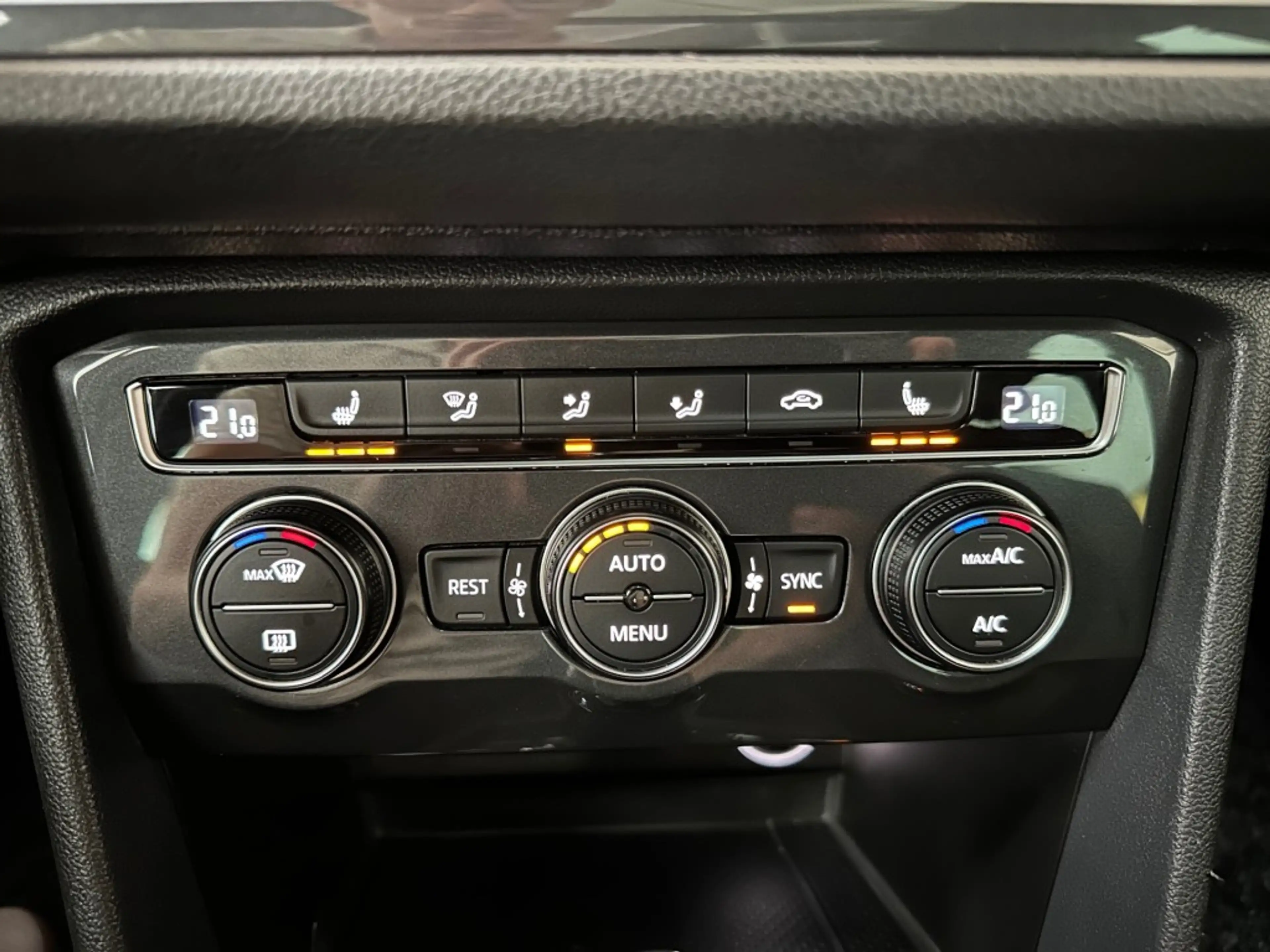 Volkswagen Tiguan 1.5 TSI DSG HIGHLINE R-LINE LEDER PANODAK — photo 49