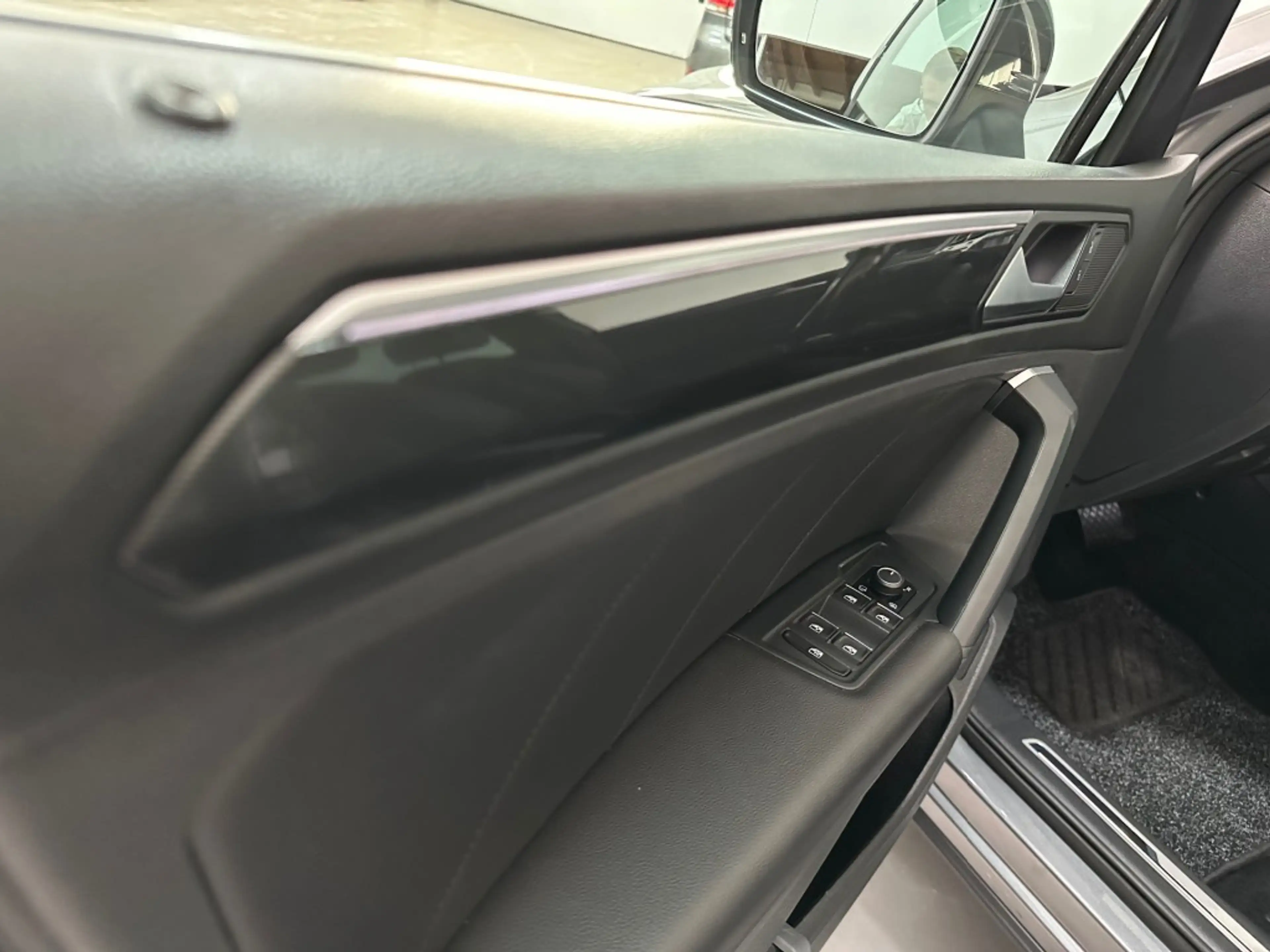Volkswagen Tiguan 1.5 TSI DSG HIGHLINE R-LINE LEDER PANODAK — photo 26