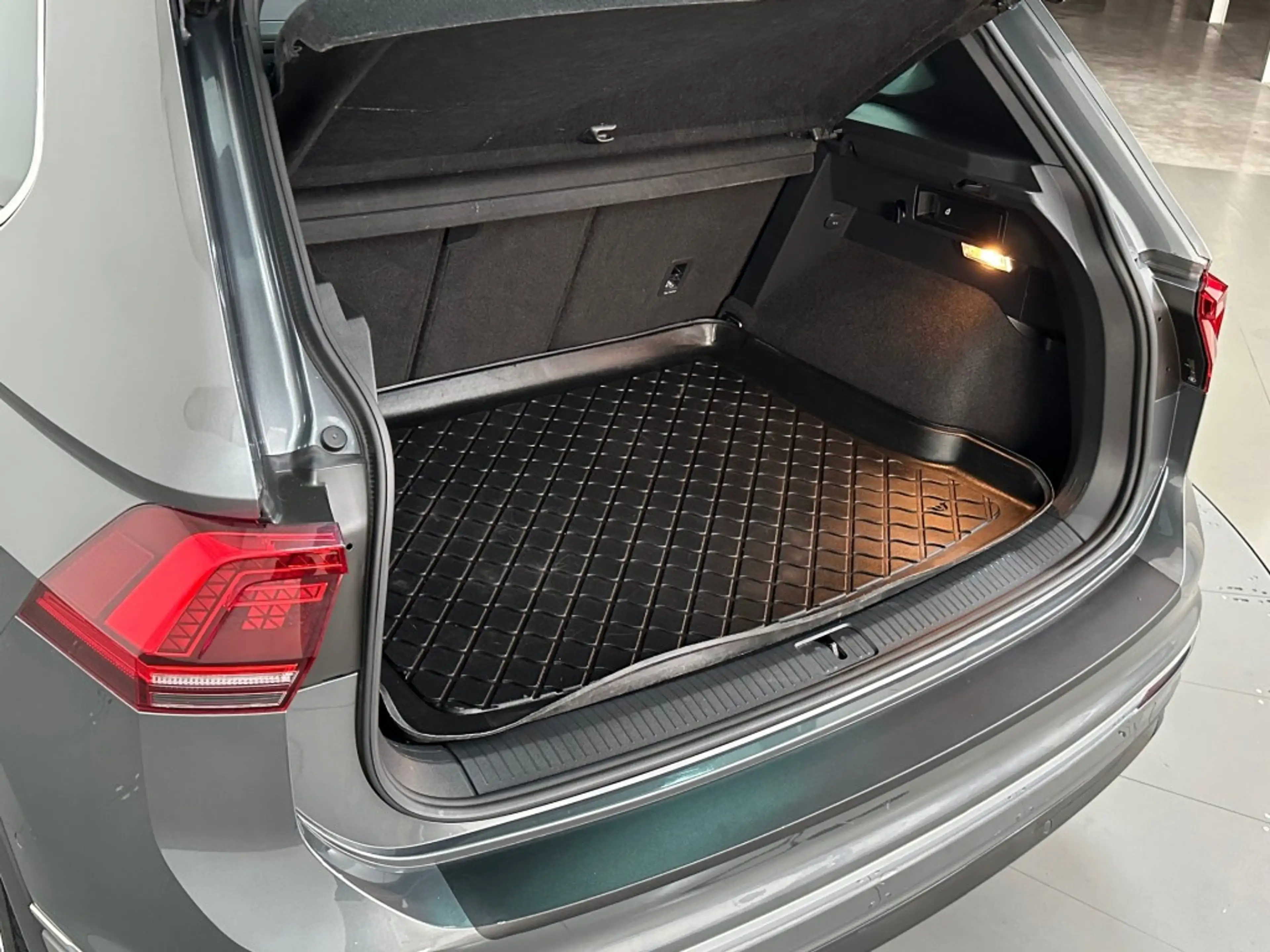 Volkswagen Tiguan 1.5 TSI DSG HIGHLINE R-LINE LEDER PANODAK — photo 18