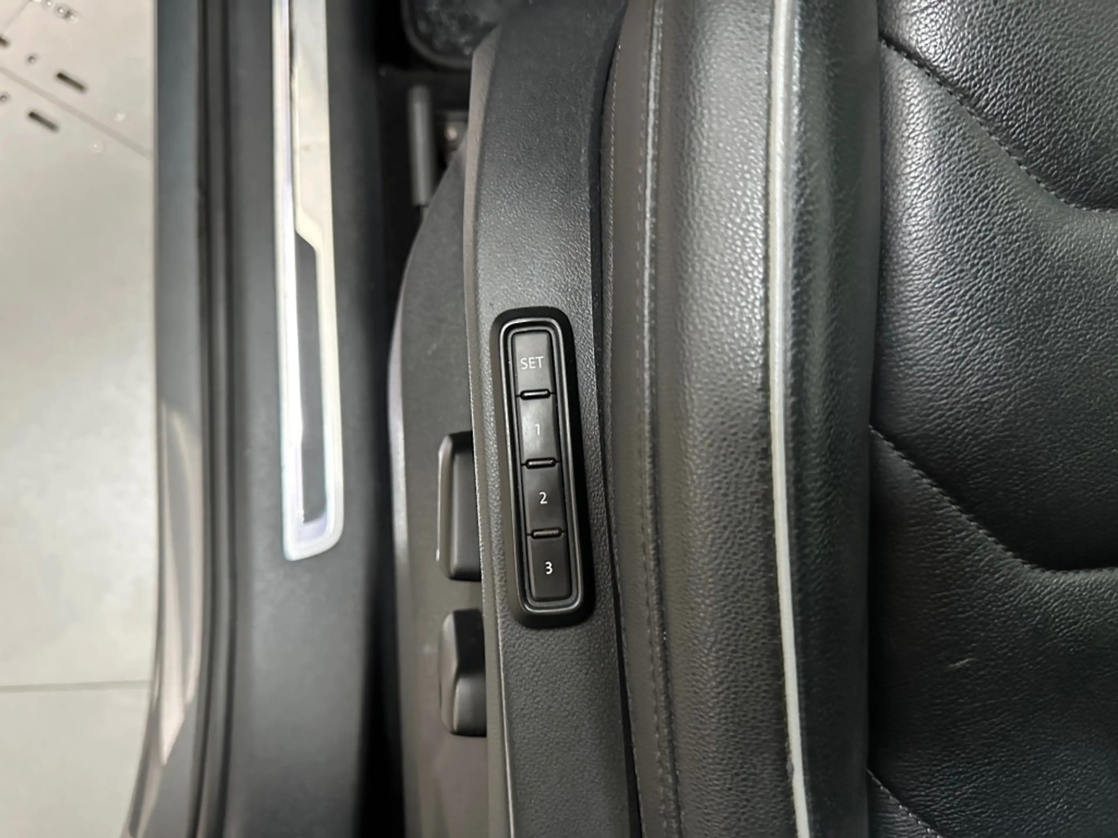 Volkswagen Tiguan 1.5 TSI DSG HIGHLINE R-LINE LEDER PANODAK — photo 33
