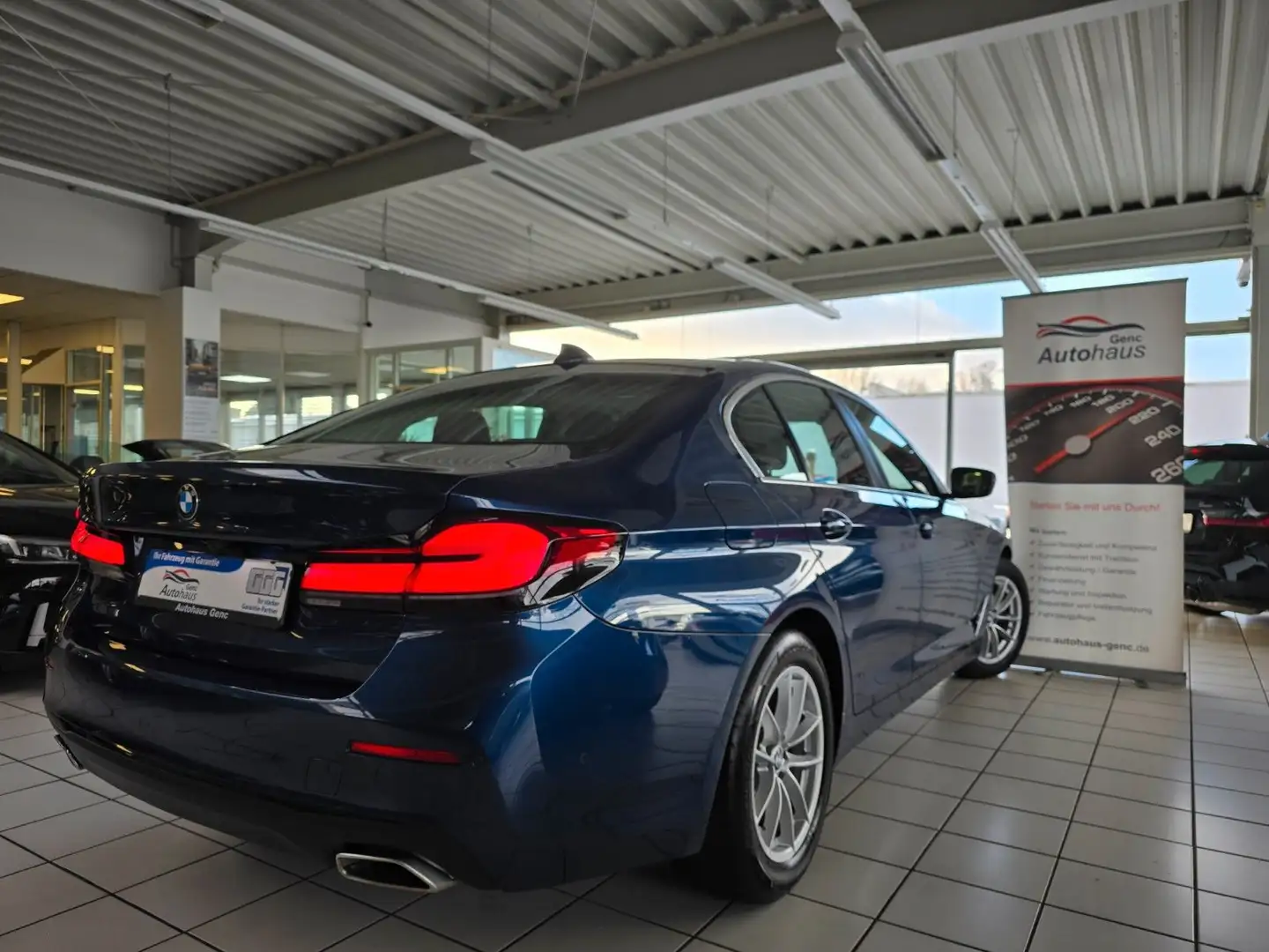 BMW 520 d Lim. xDrive HUD AHK Schwenkbar LED Standhzg Blau - 2