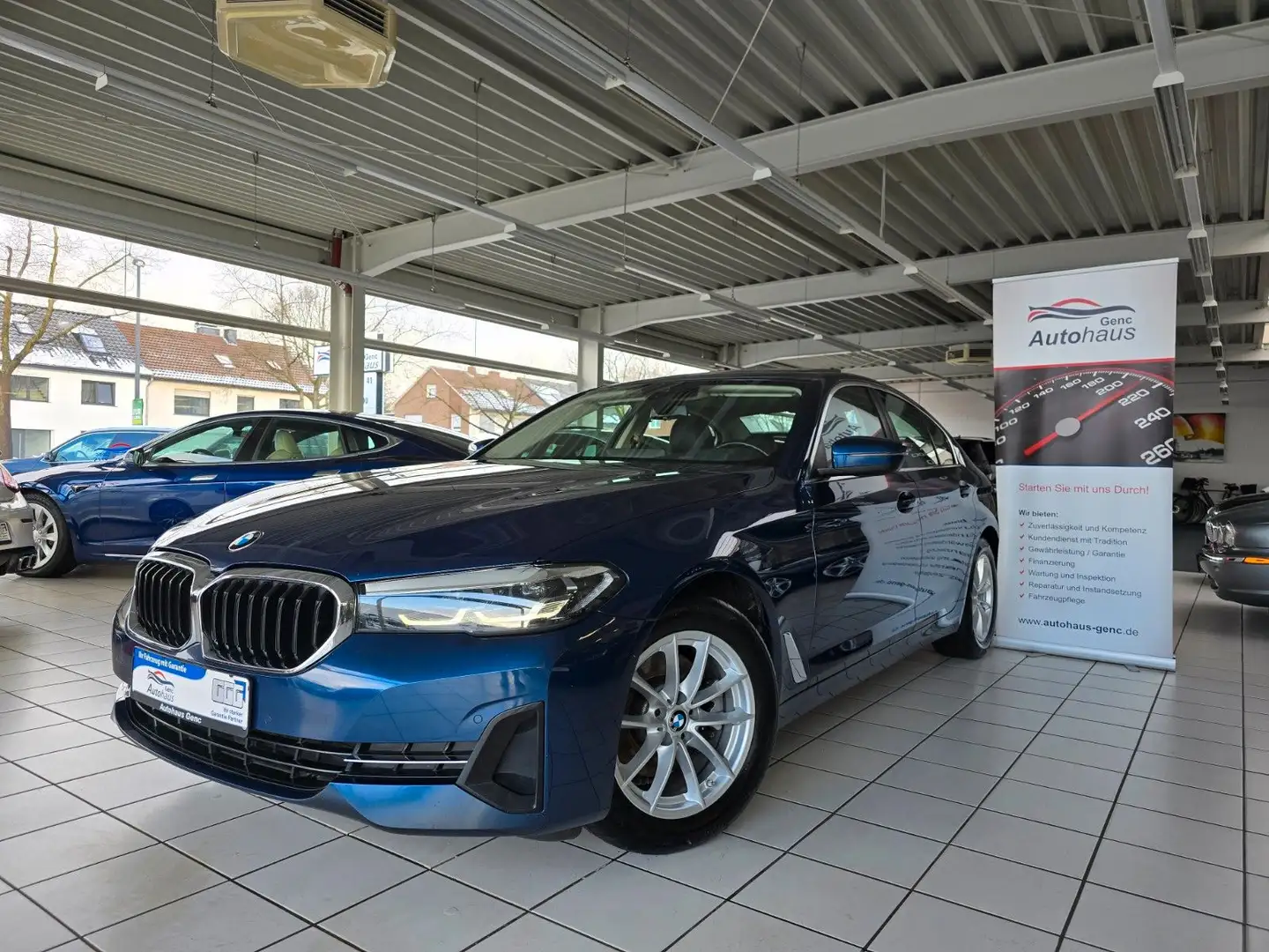 BMW 520 d Lim. xDrive HUD AHK Schwenkbar LED Standhzg Blau - 1