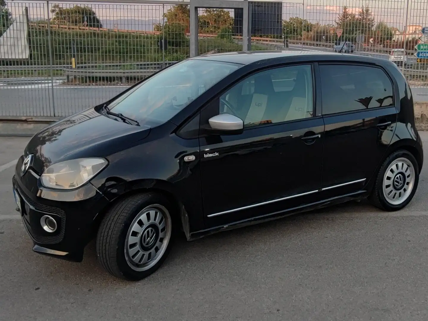 Volkswagen up! up! 2012 5p 1.0 High 75cv Motore Revisionato crna - 1
