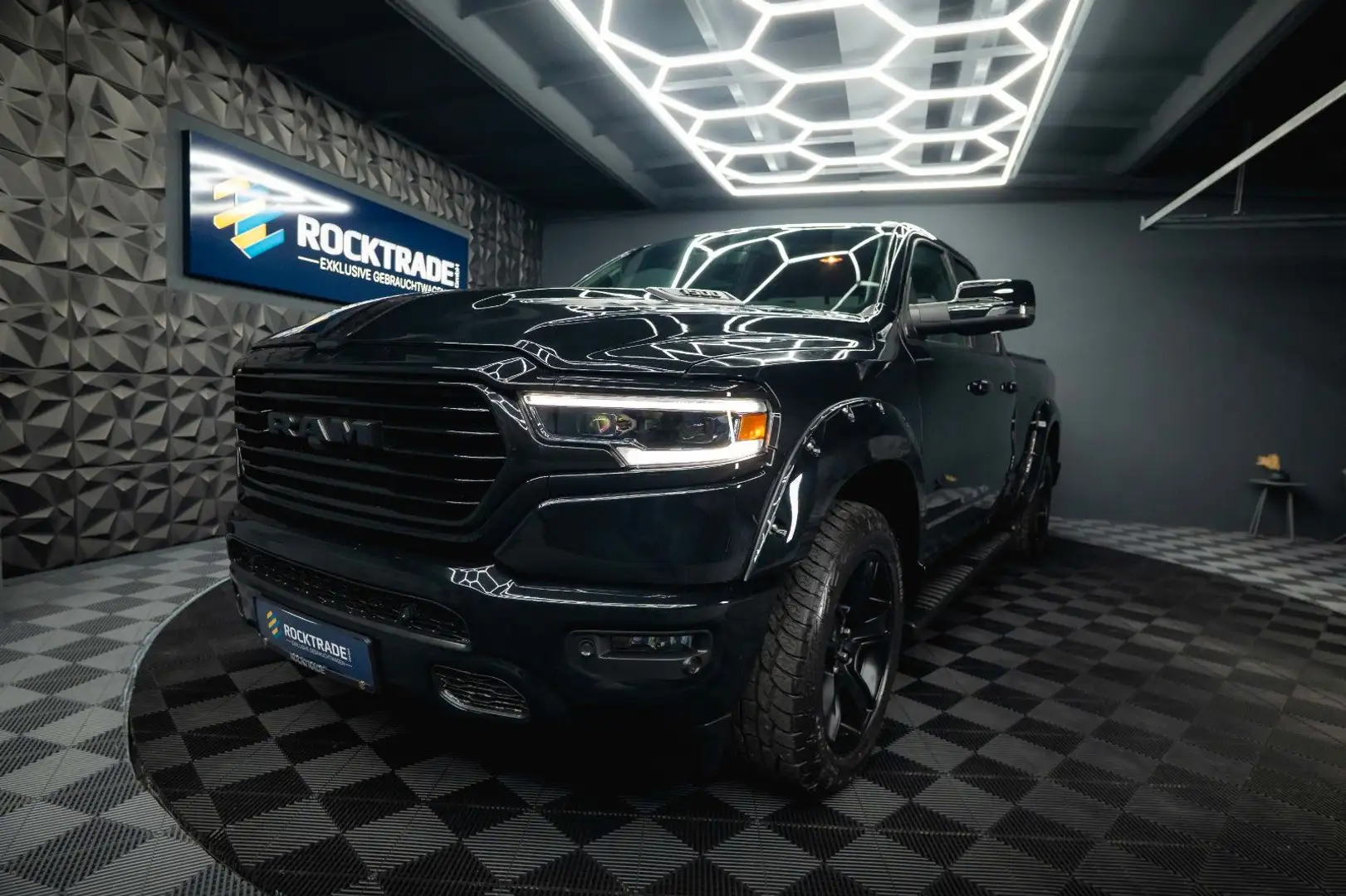 Dodge RAM 5.7 V8 HEMI 4x4 BLACK EDITION Longbed 19% Schwarz - 2