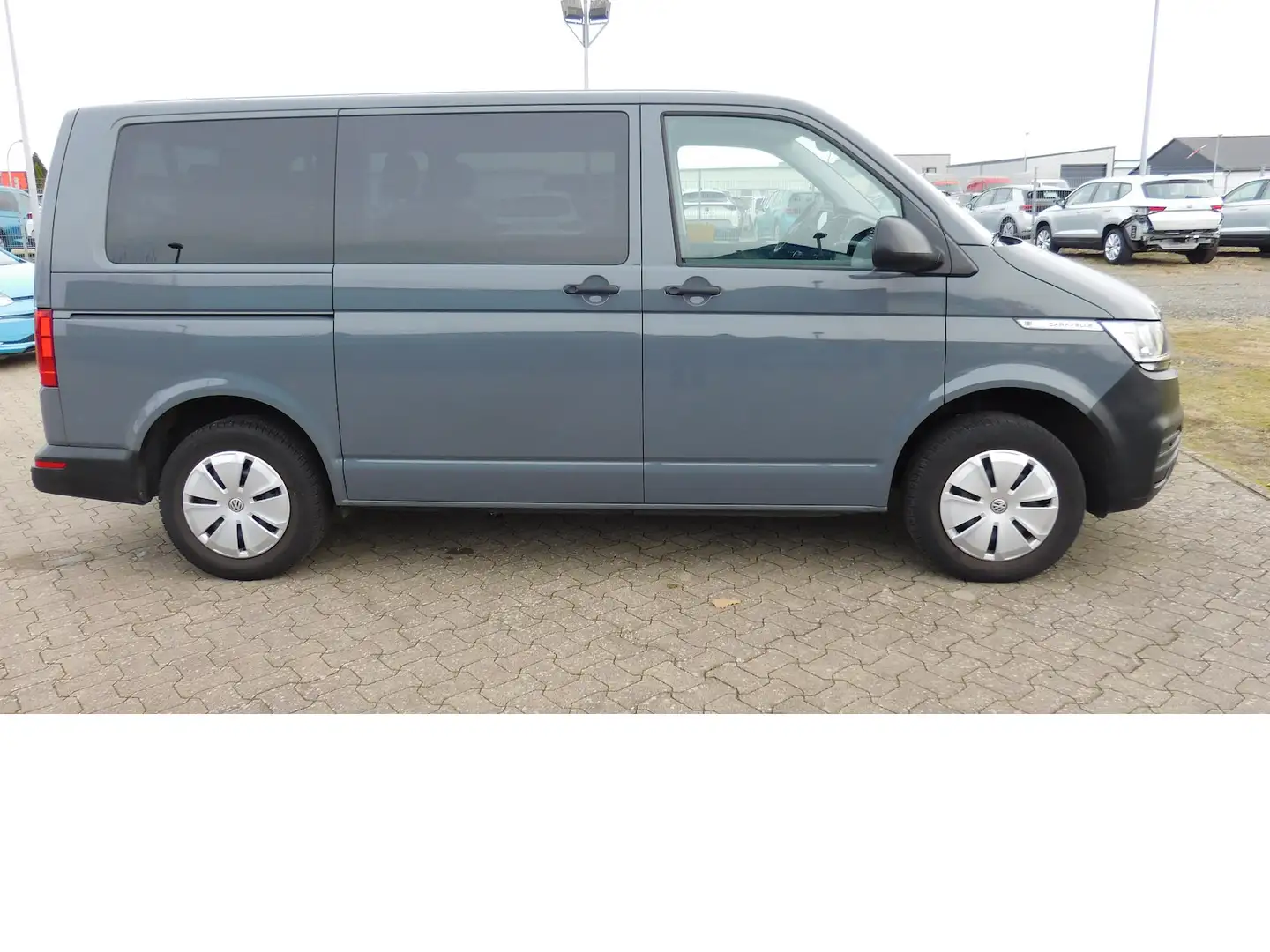 Volkswagen T6.1 Caravelle 2.0 BMT TDI 9 Sitze Navi Klima Grau - 2