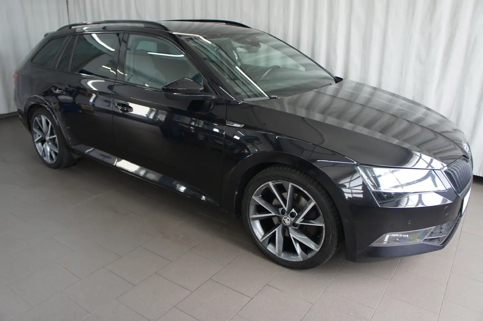 Skoda Superb Kombi 2.0 TDI DSG Sportline, Standheizung, XDS, Schwarz - 1