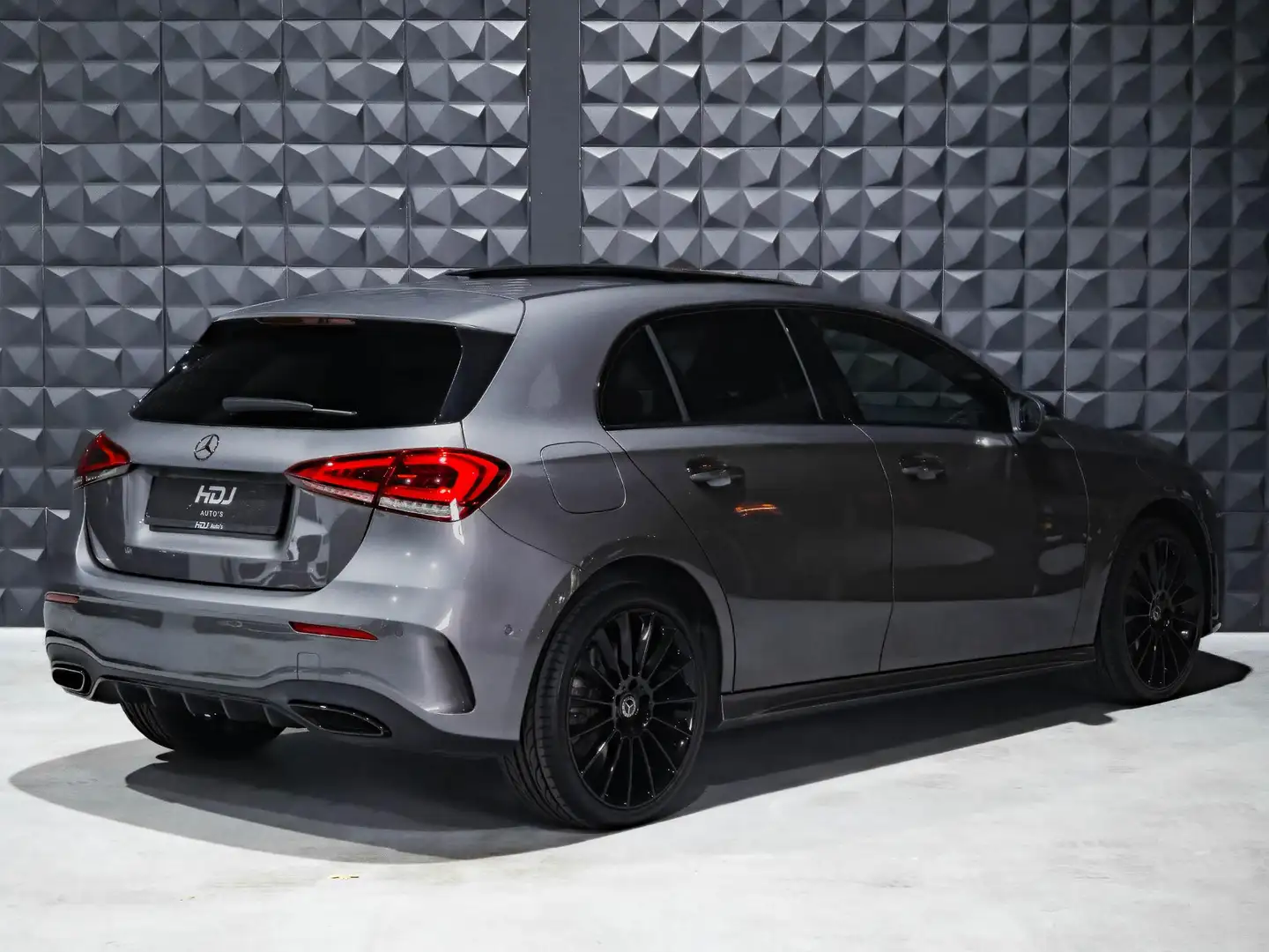 Mercedes-Benz A 250 250e AMG | Pano | 19”| Sfeer | Topview | Multibeam Grijs - 2