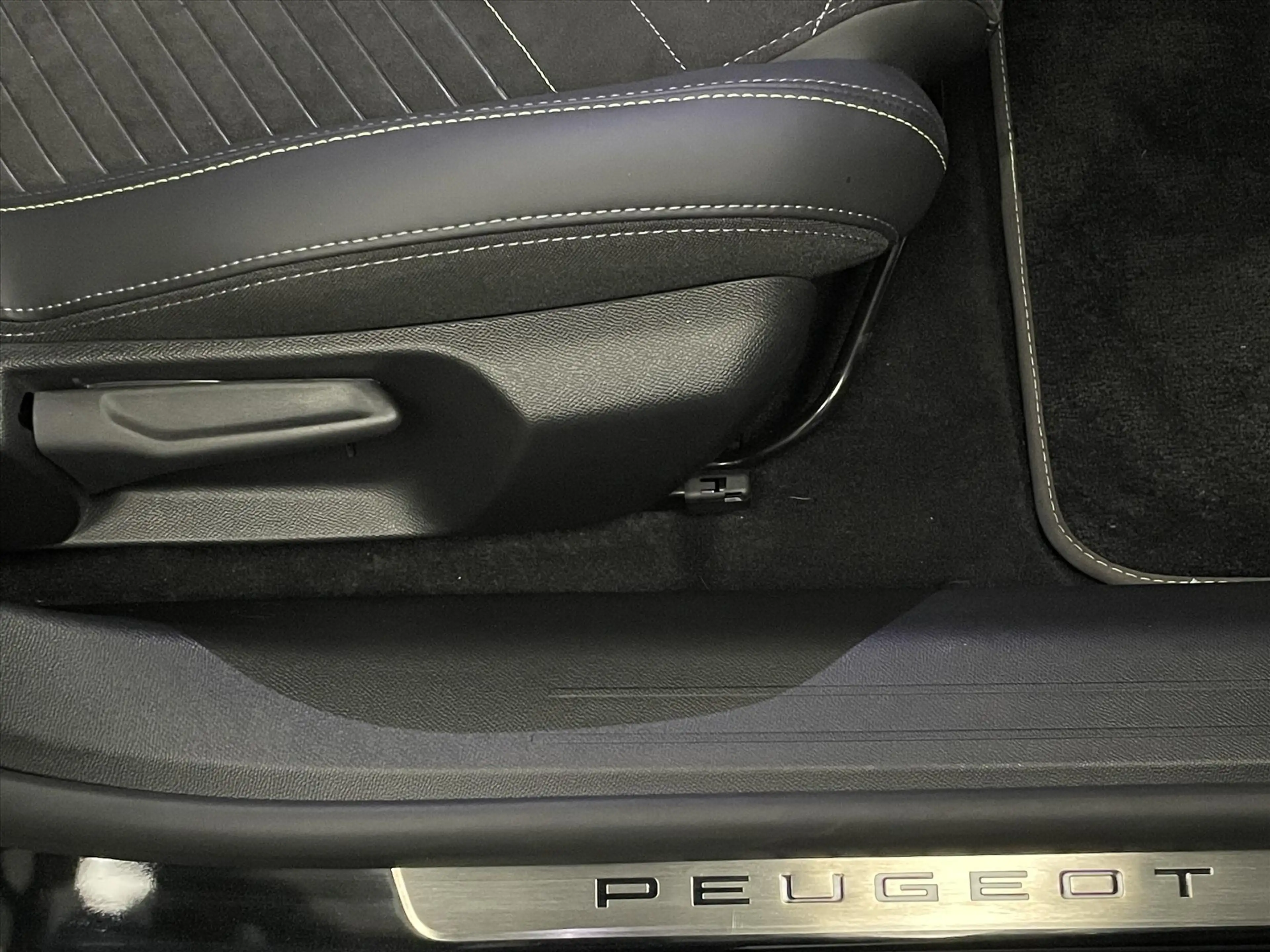 Peugeot e-208 GT PACK EV 50kWh 156pk SOH 96% Alcantara massage — photo 29
