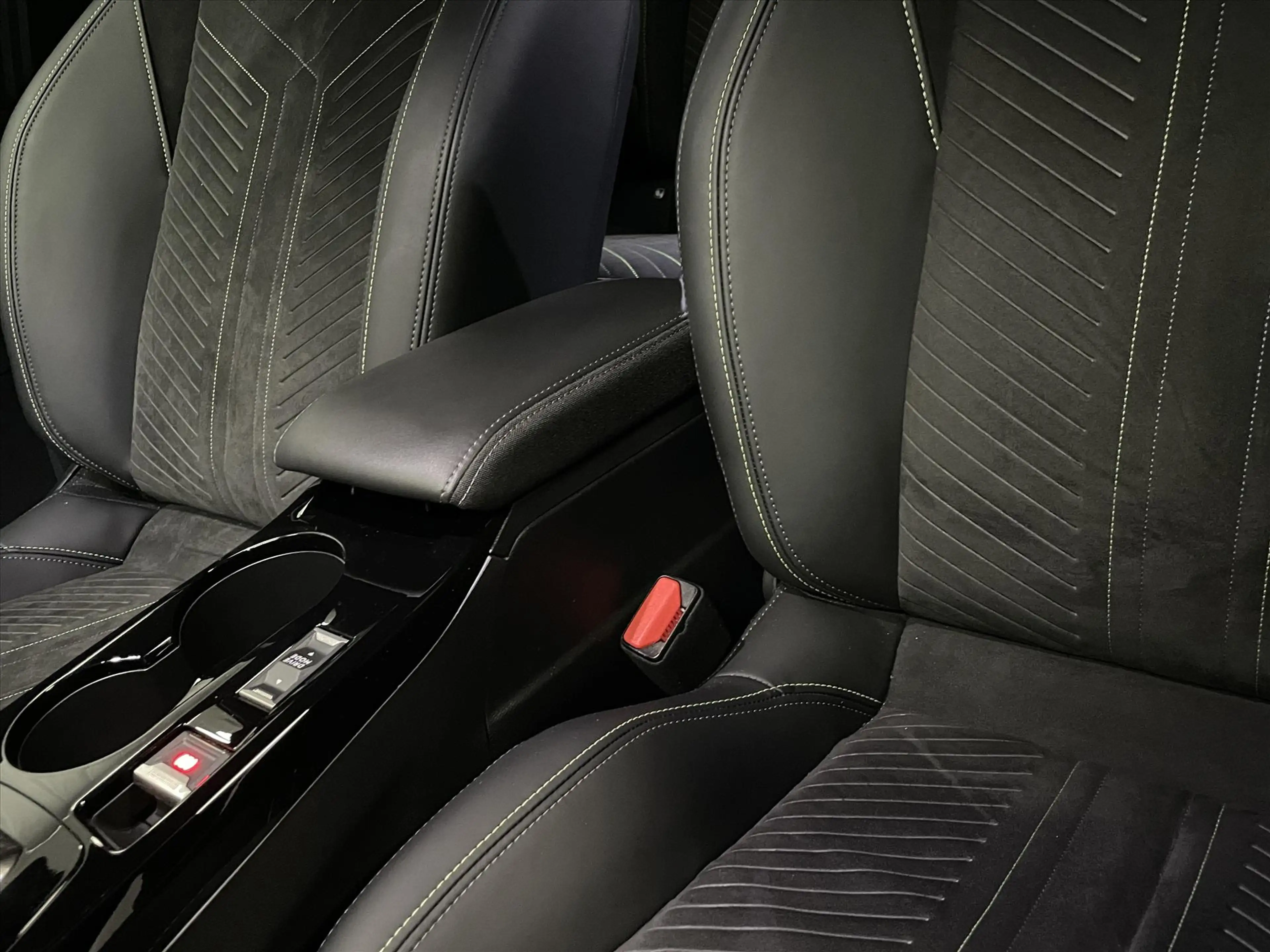 Peugeot e-208 GT PACK EV 50kWh 156pk SOH 96% Alcantara massage — photo 35