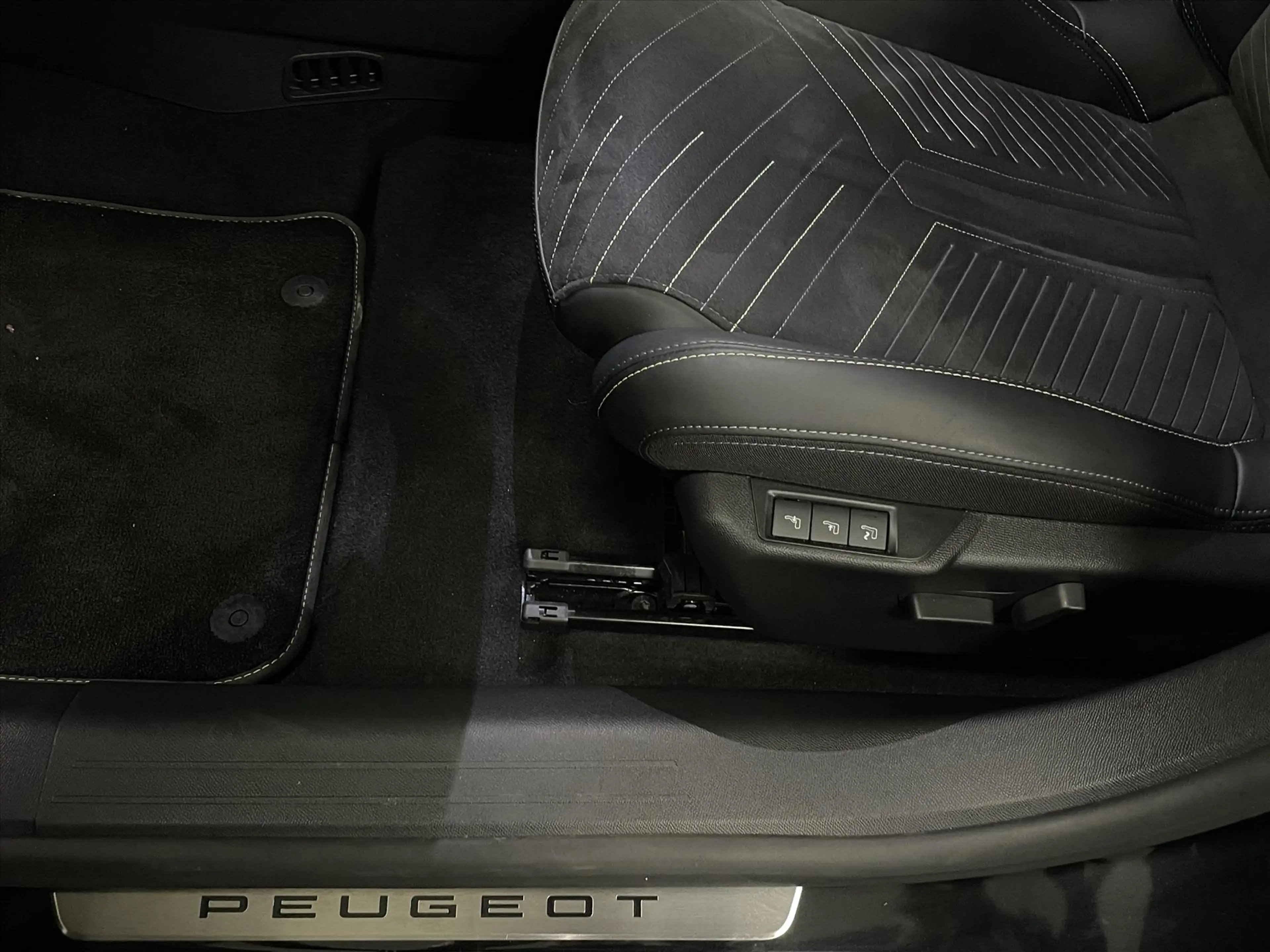 Peugeot e-208 GT PACK EV 50kWh 156pk SOH 96% Alcantara massage — photo 33