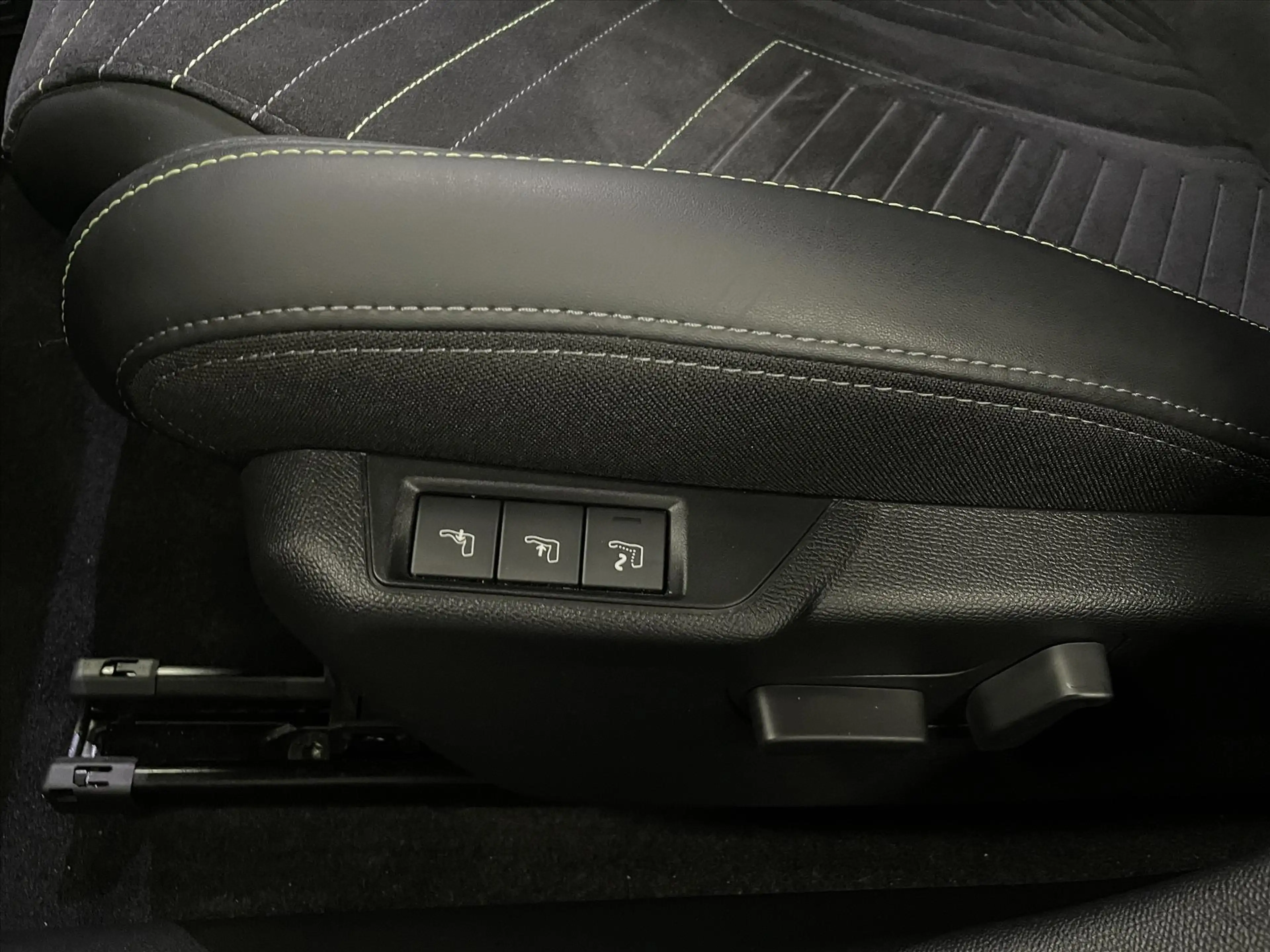 Peugeot e-208 GT PACK EV 50kWh 156pk SOH 96% Alcantara massage — photo 34