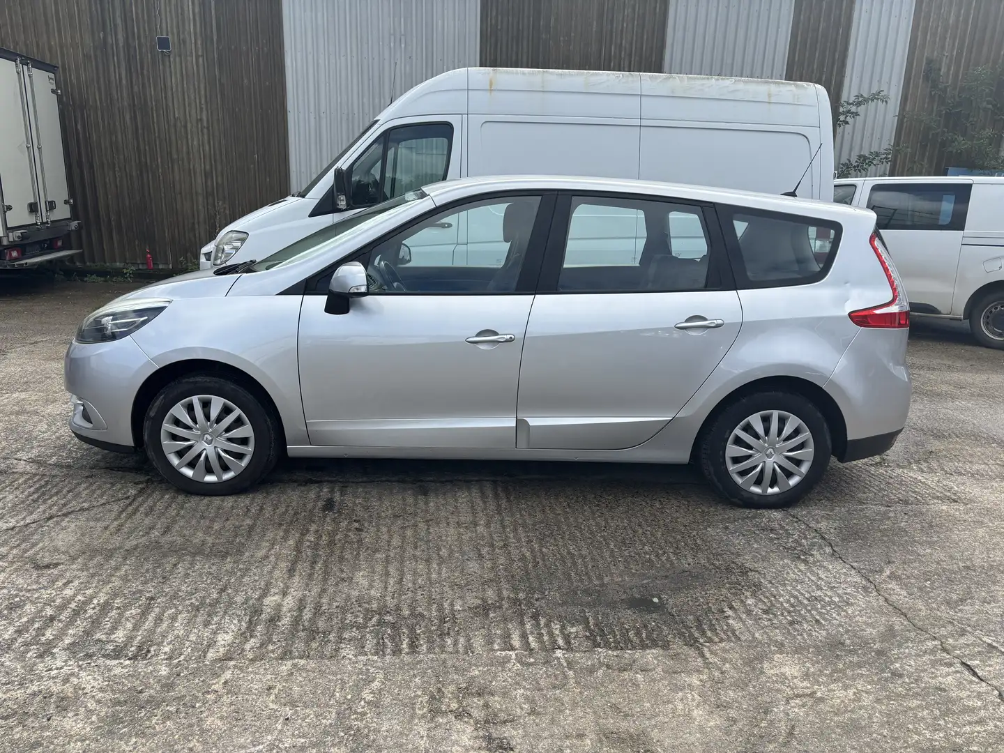 Renault Grand Scenic 1.2i Energy TCe 115 S&S Dynamique Plateado - 2