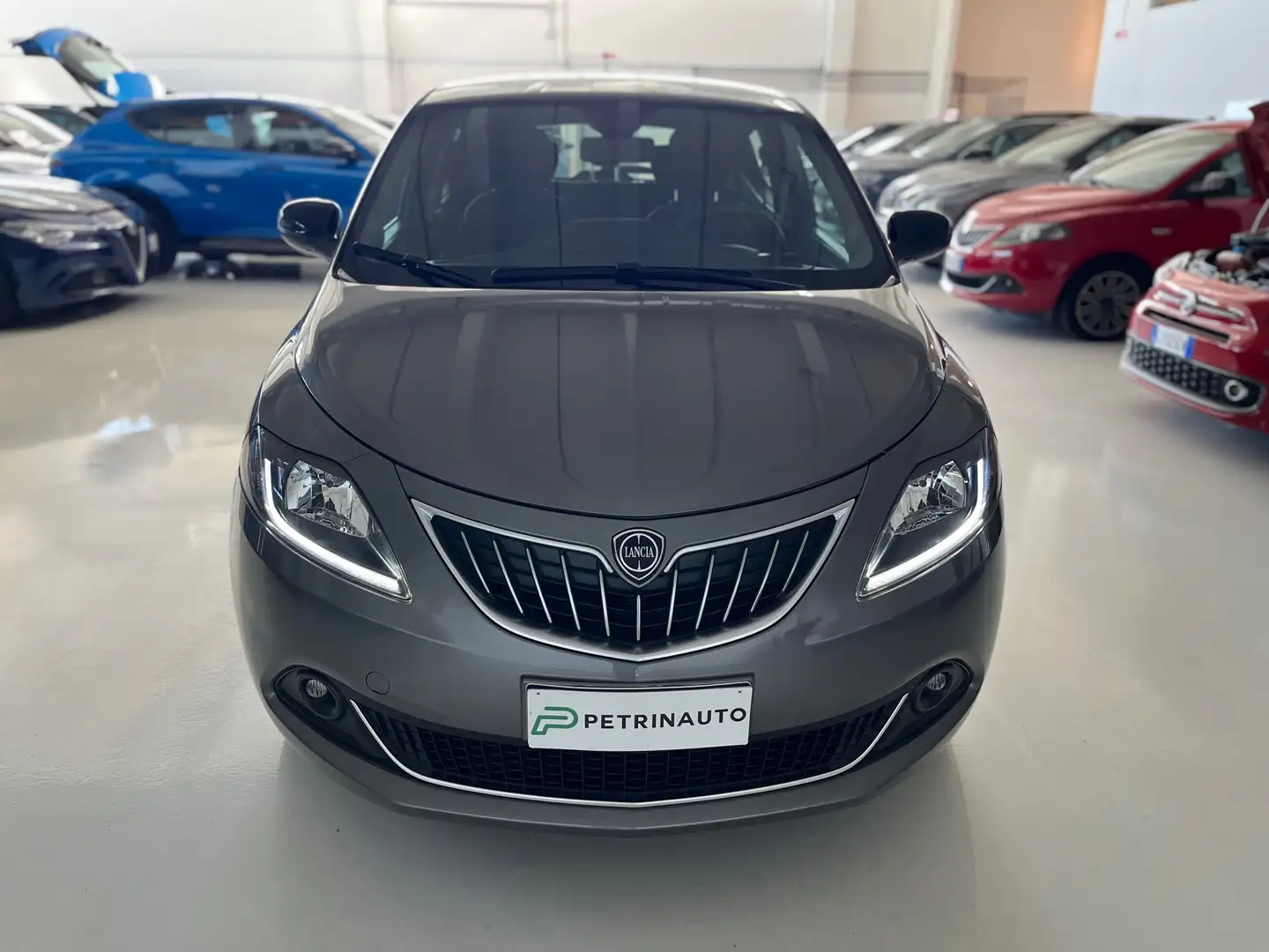 Lancia Ypsilon 1.0 firefly hybrid Platino s&s 70cv Nazionale Gris - 2