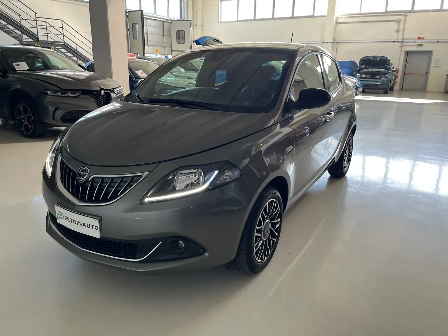 Lancia Ypsilon 1.0 firefly hybrid Platino s&s 70cv Nazionale Gris - 1