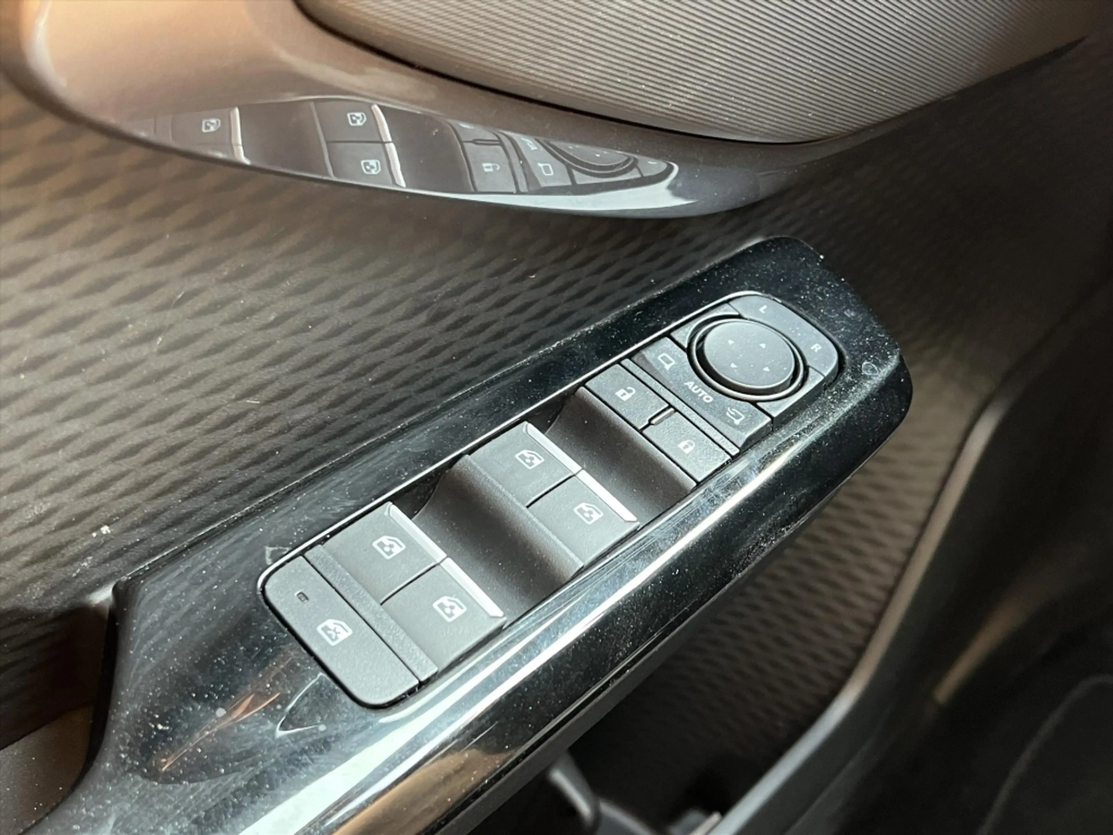 Toyota Urban Cruiser 61,1 kWh 174pk Executive | JBL, Stoel- Stuurverwar — photo 25
