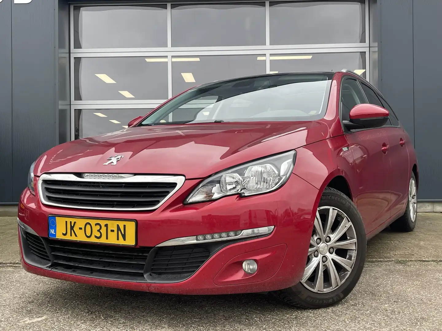 Peugeot 308 SW 1.2 PureTech Style | Familie Auto | Metallic | Rot - 2