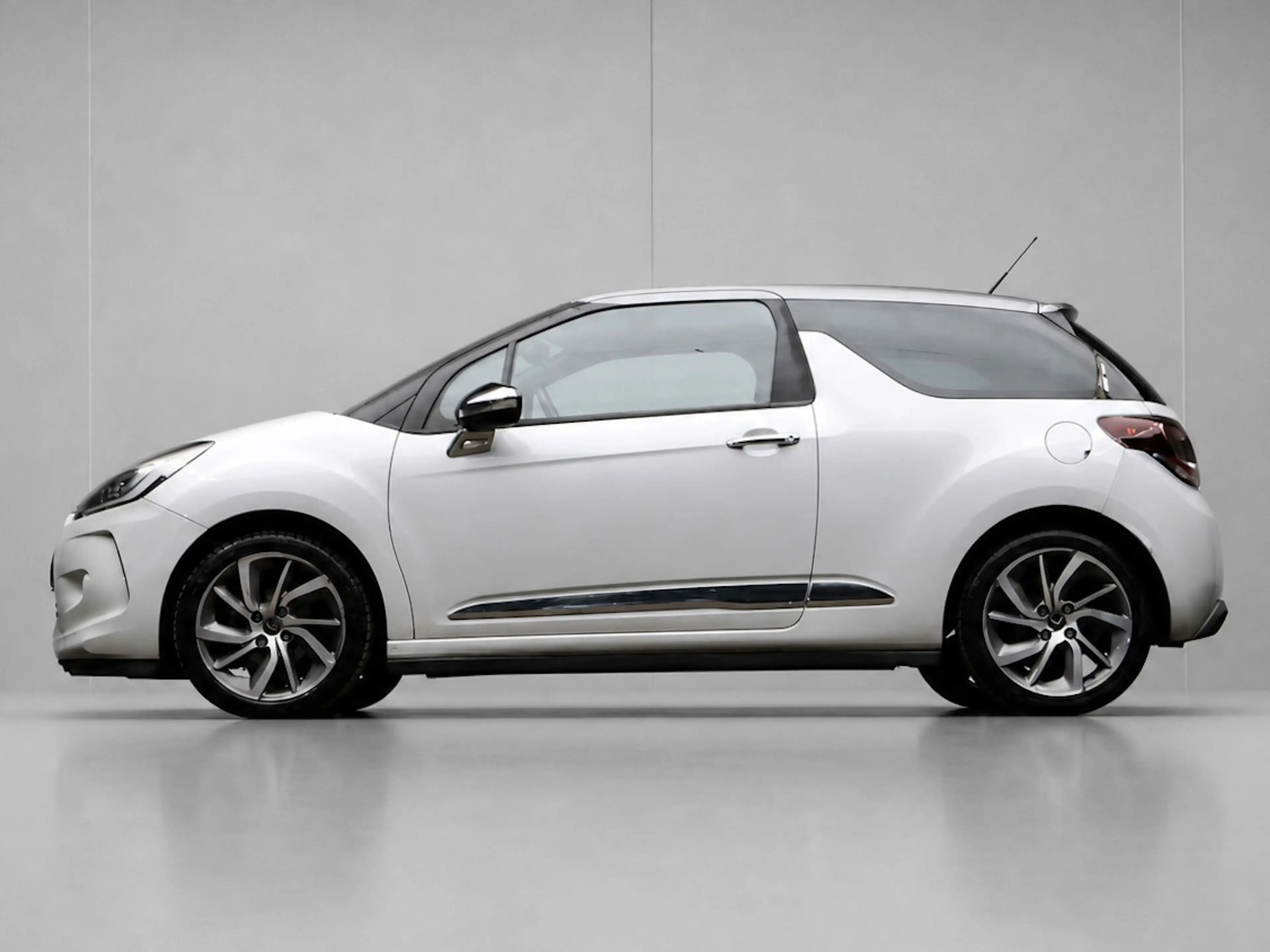 DS Automobiles DS 3 1.2 PureTech Business Sport NIEUWE DISTRIBUTIE (NA