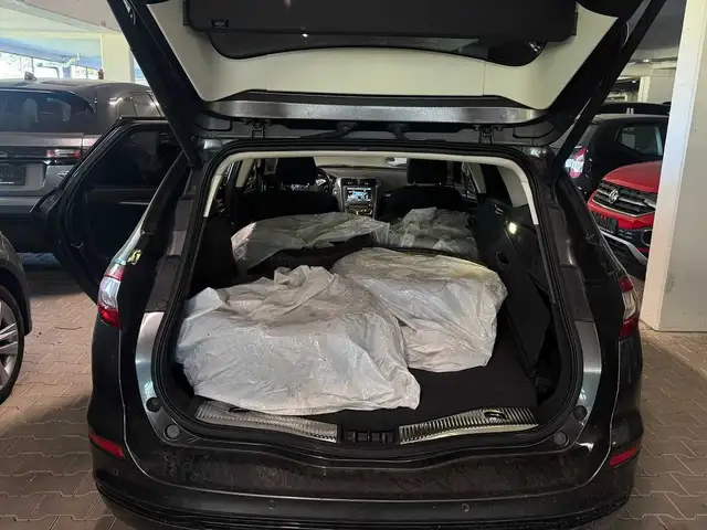 Ford Mondeo view 12