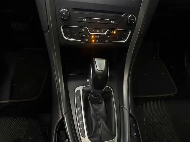 Ford Mondeo view 10