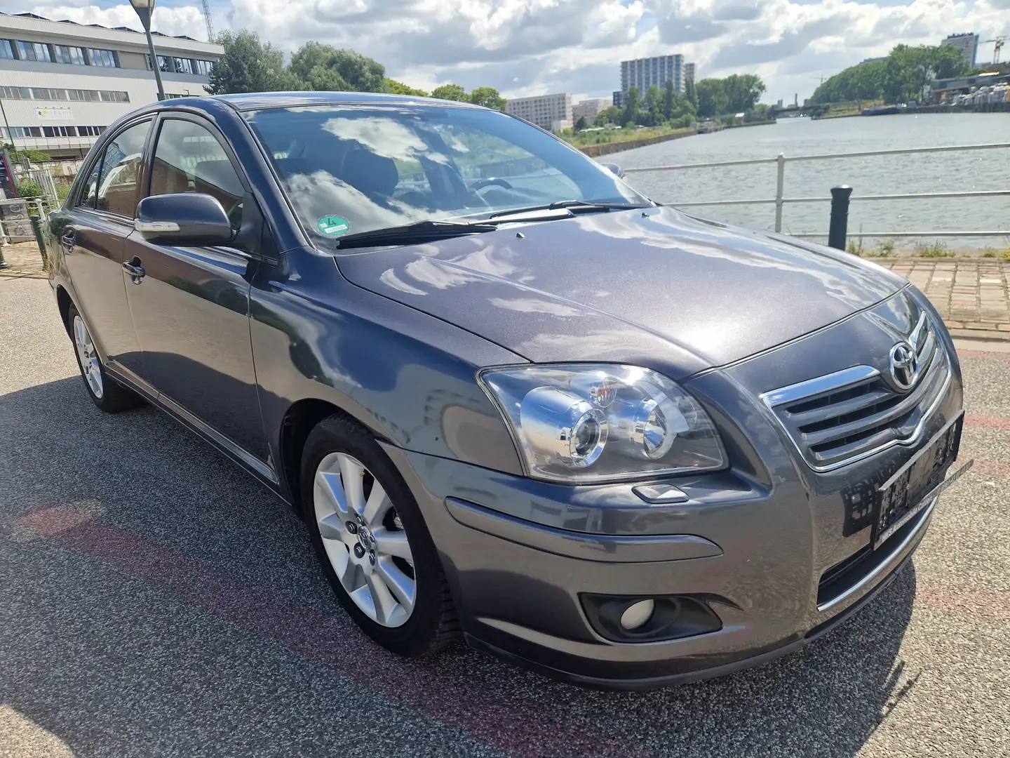 Toyota Avensis 1.8 vvti Gris - 2