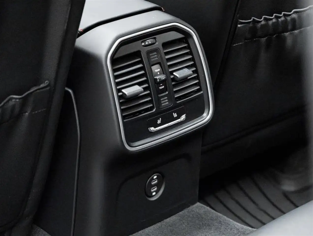 Porsche Macan photo Porsche Macan