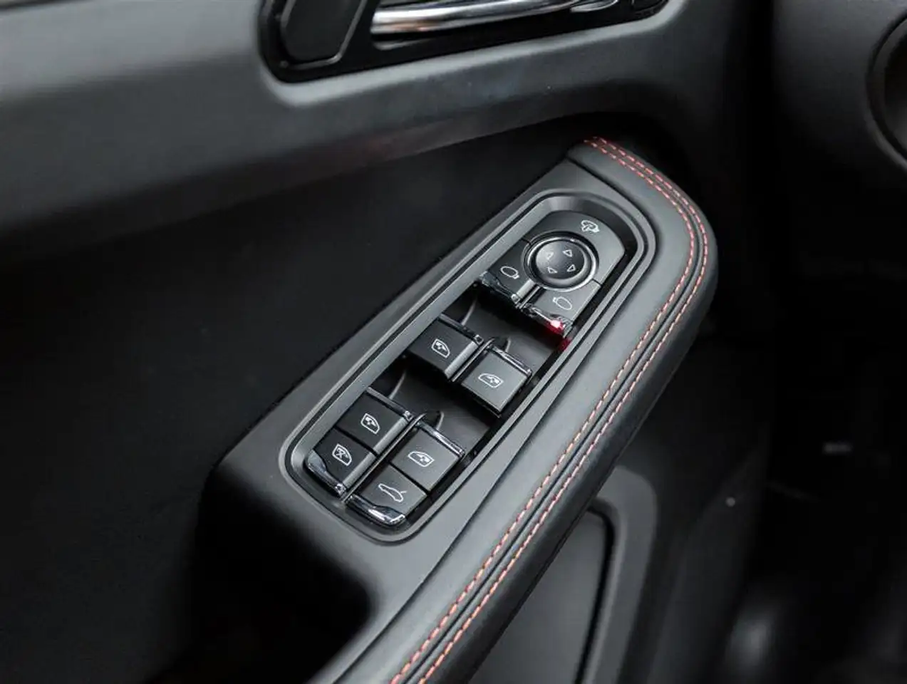 Porsche Macan photo Porsche Macan