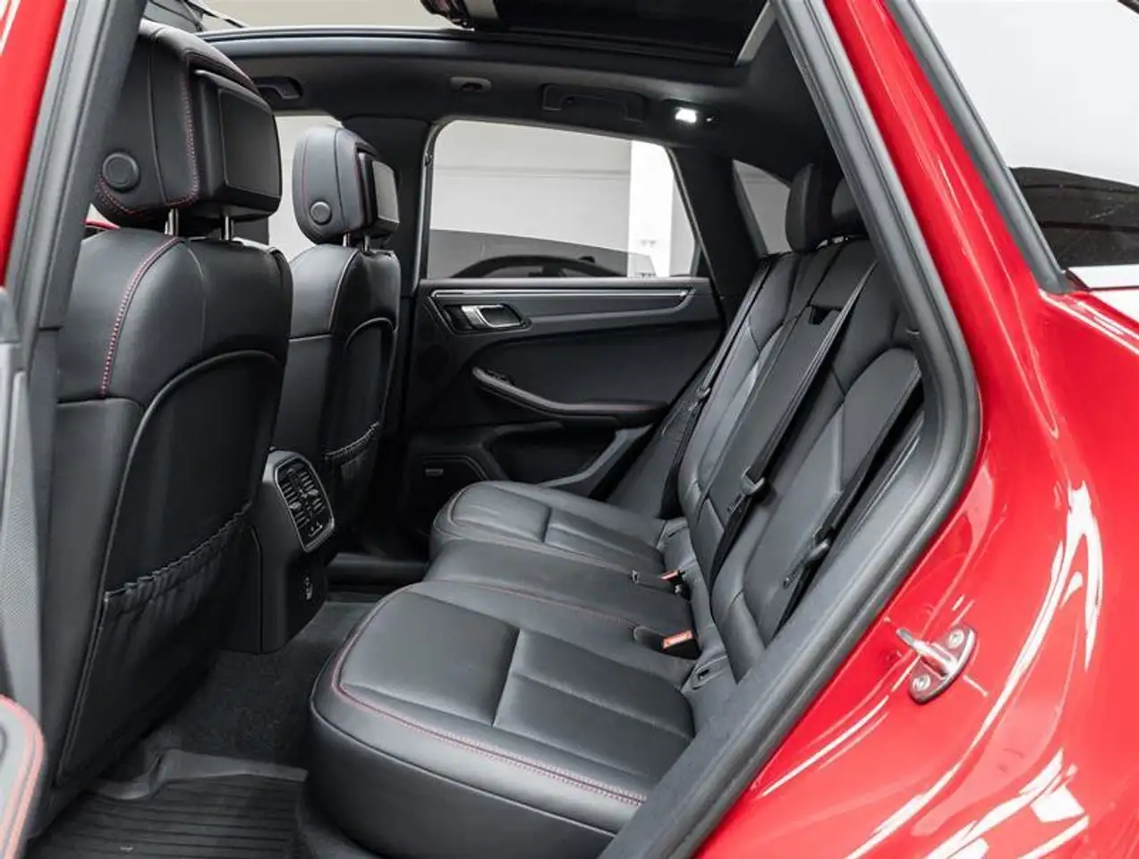 Porsche Macan photo Porsche Macan