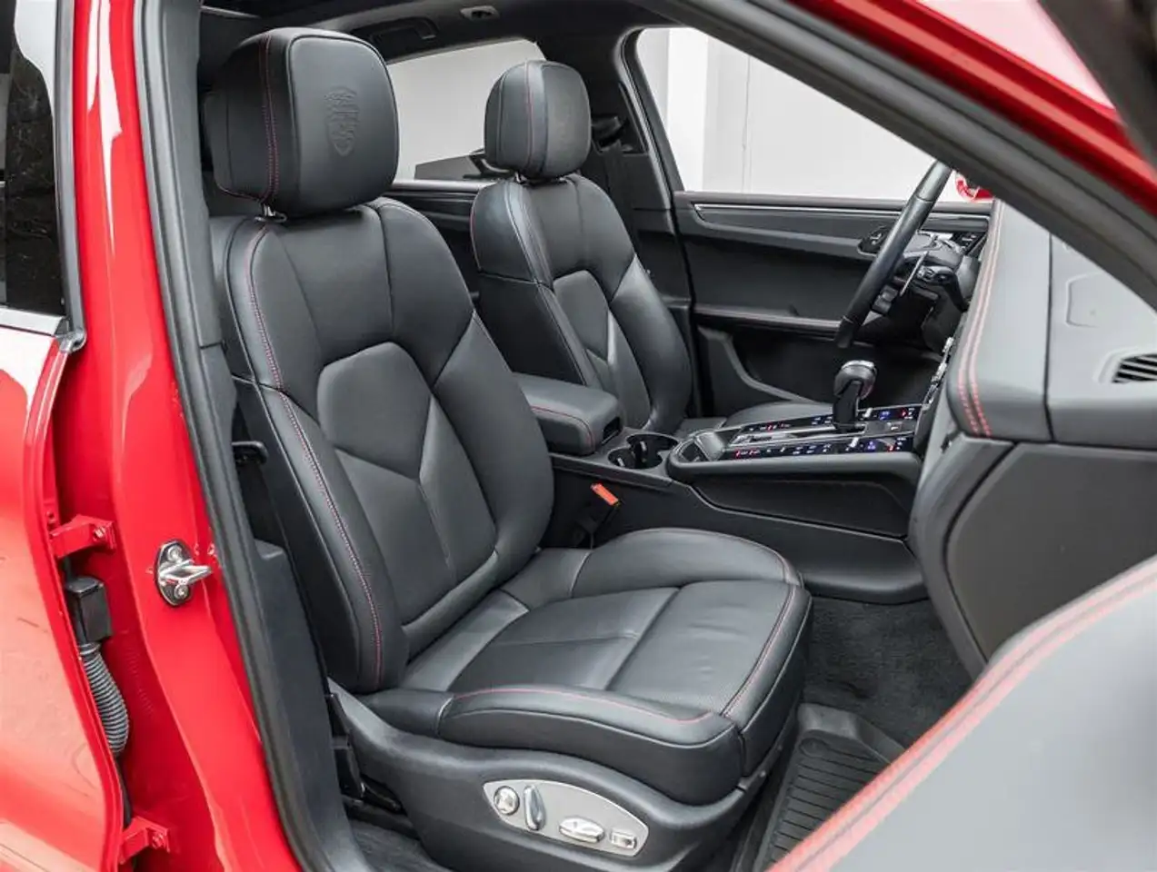 Porsche Macan photo Porsche Macan