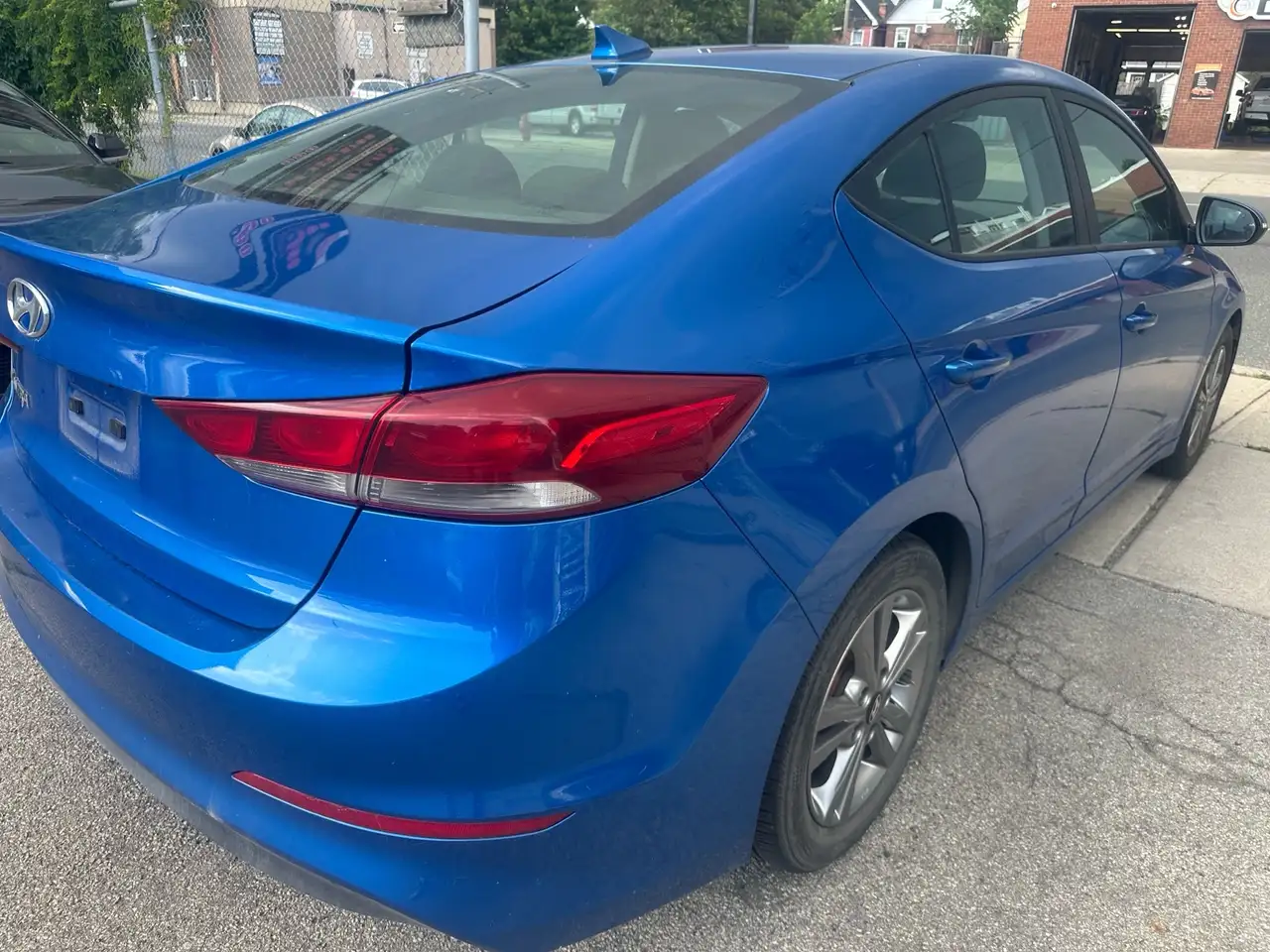 Hyundai ELANTRA photo Hyundai ELANTRA